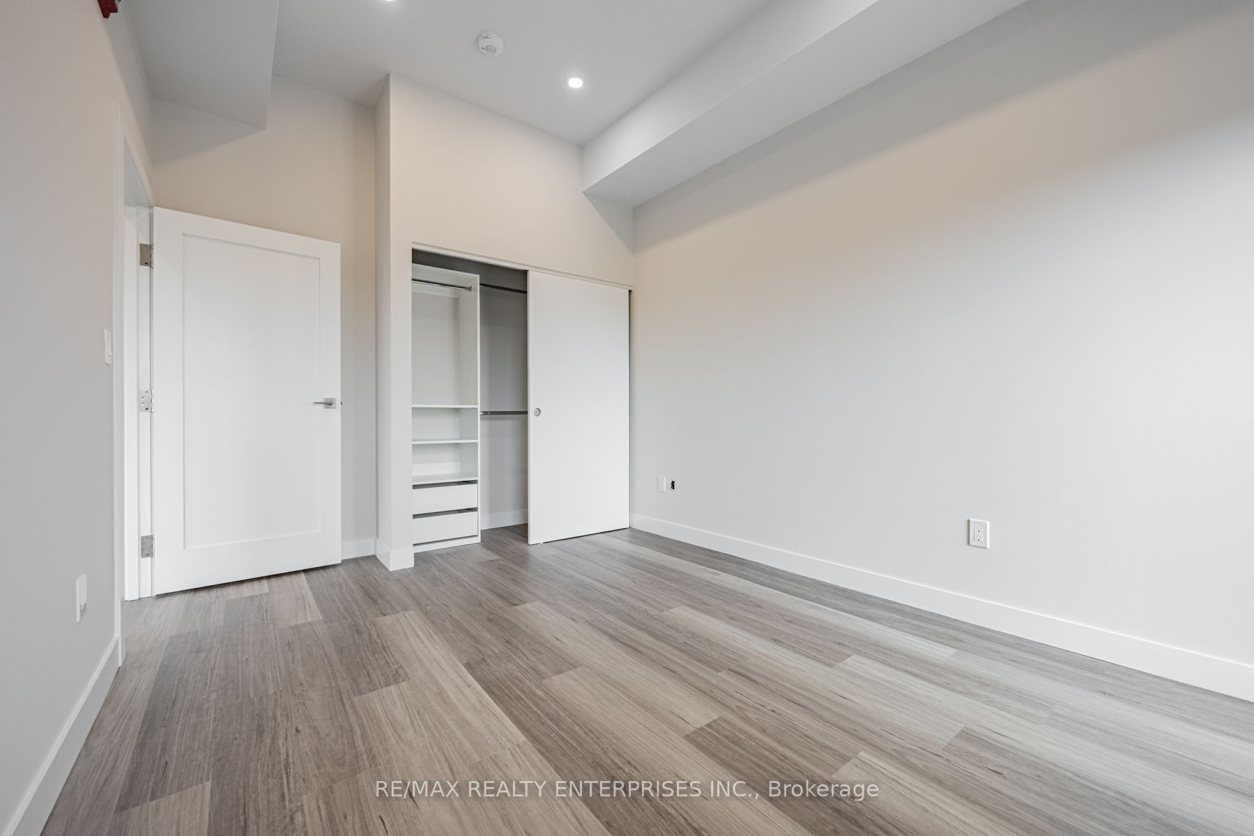 53 Queen Street S 301 Property Photo 14
