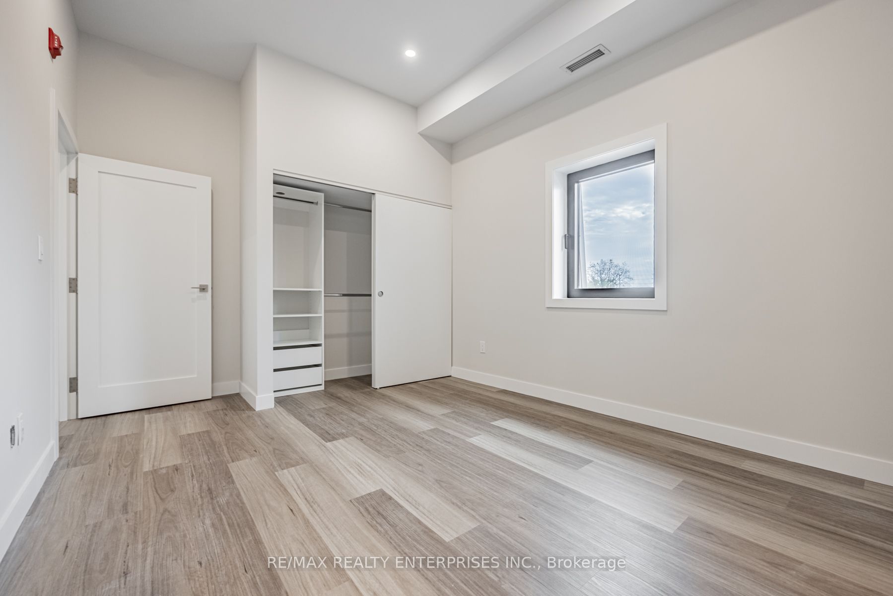 53 Queen Street S 301 Property Photo 18