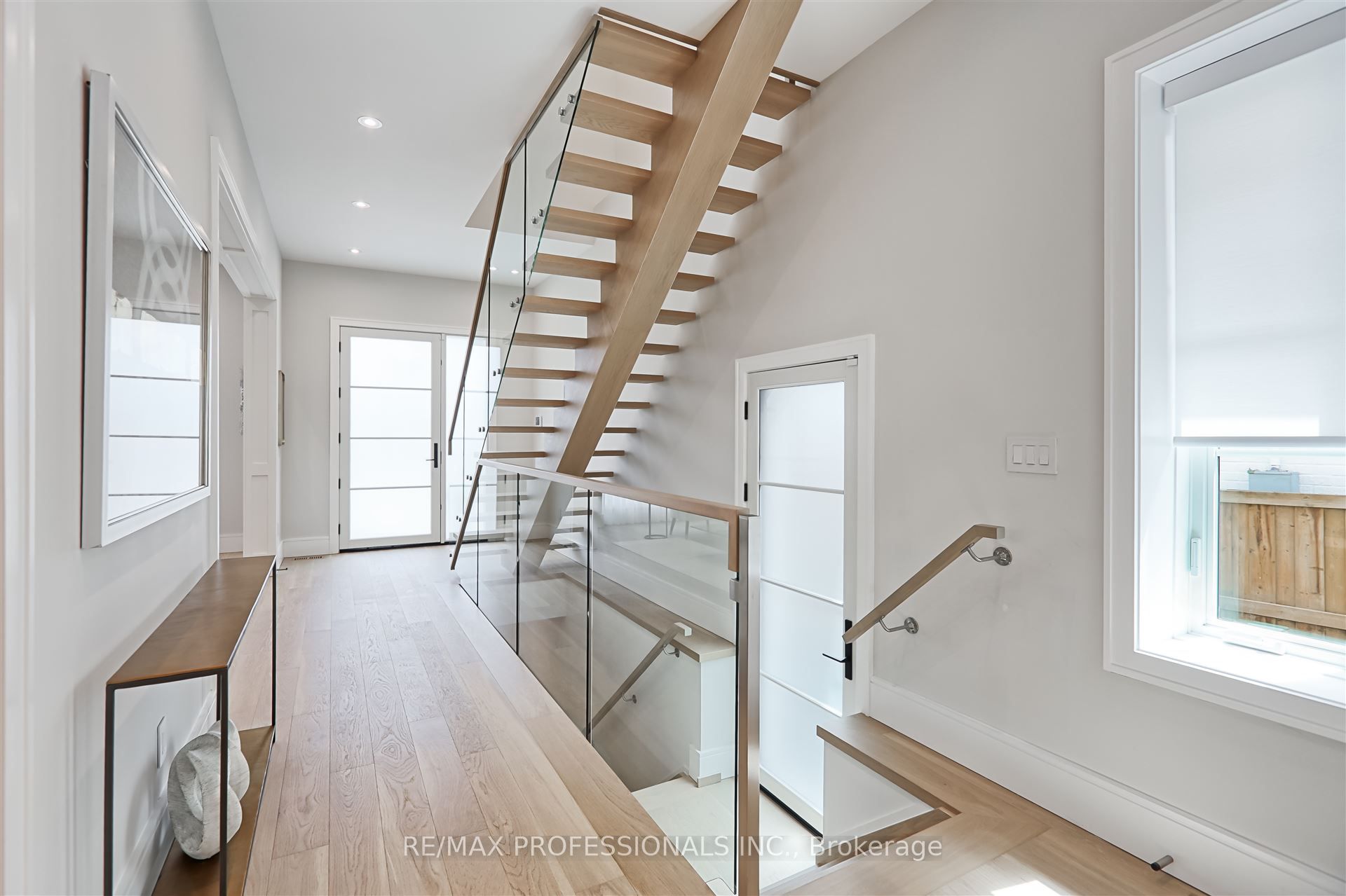 466 Prince Edward Drive N Property Photo 3