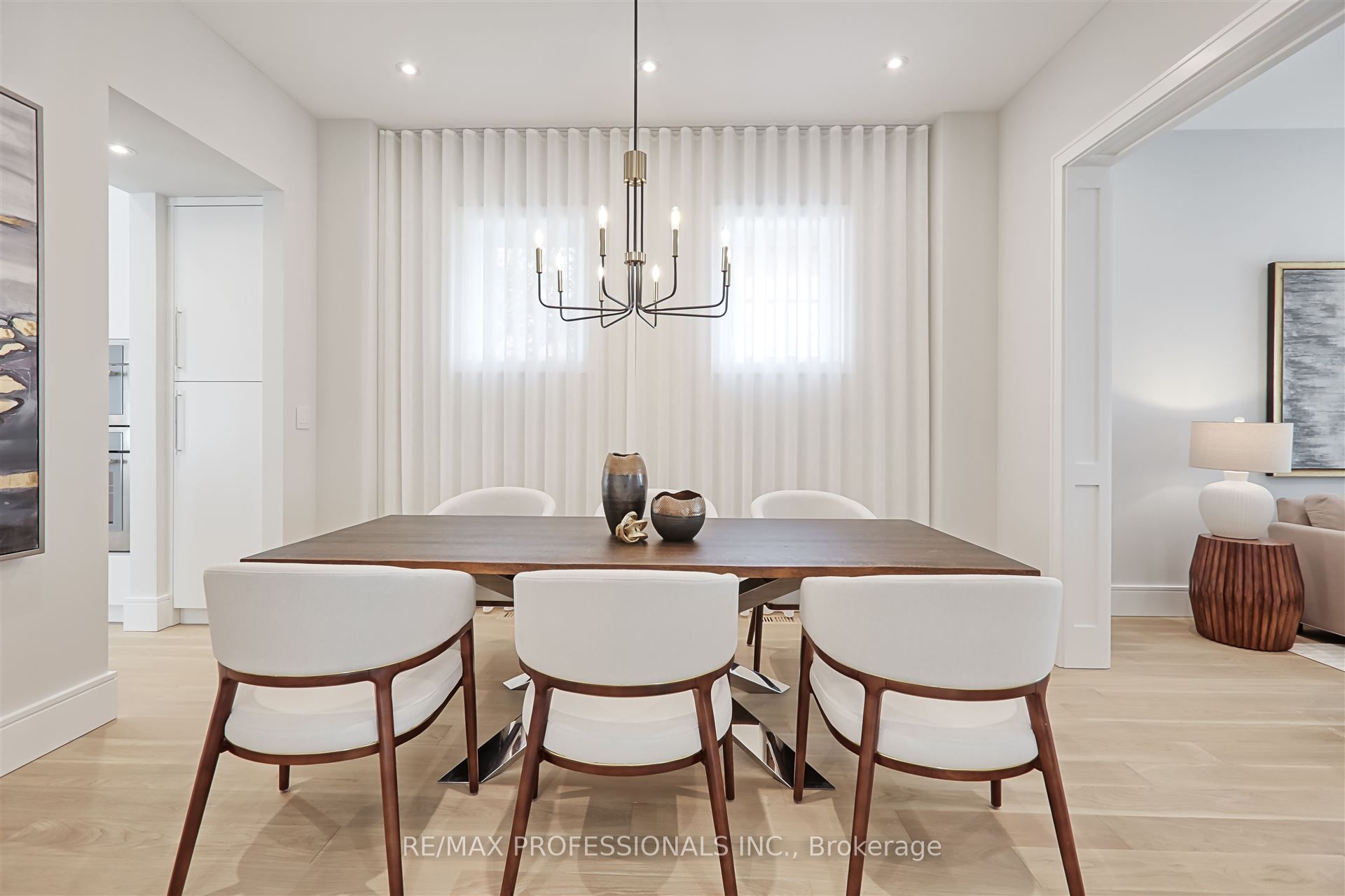466 Prince Edward Drive N Property Photo 8