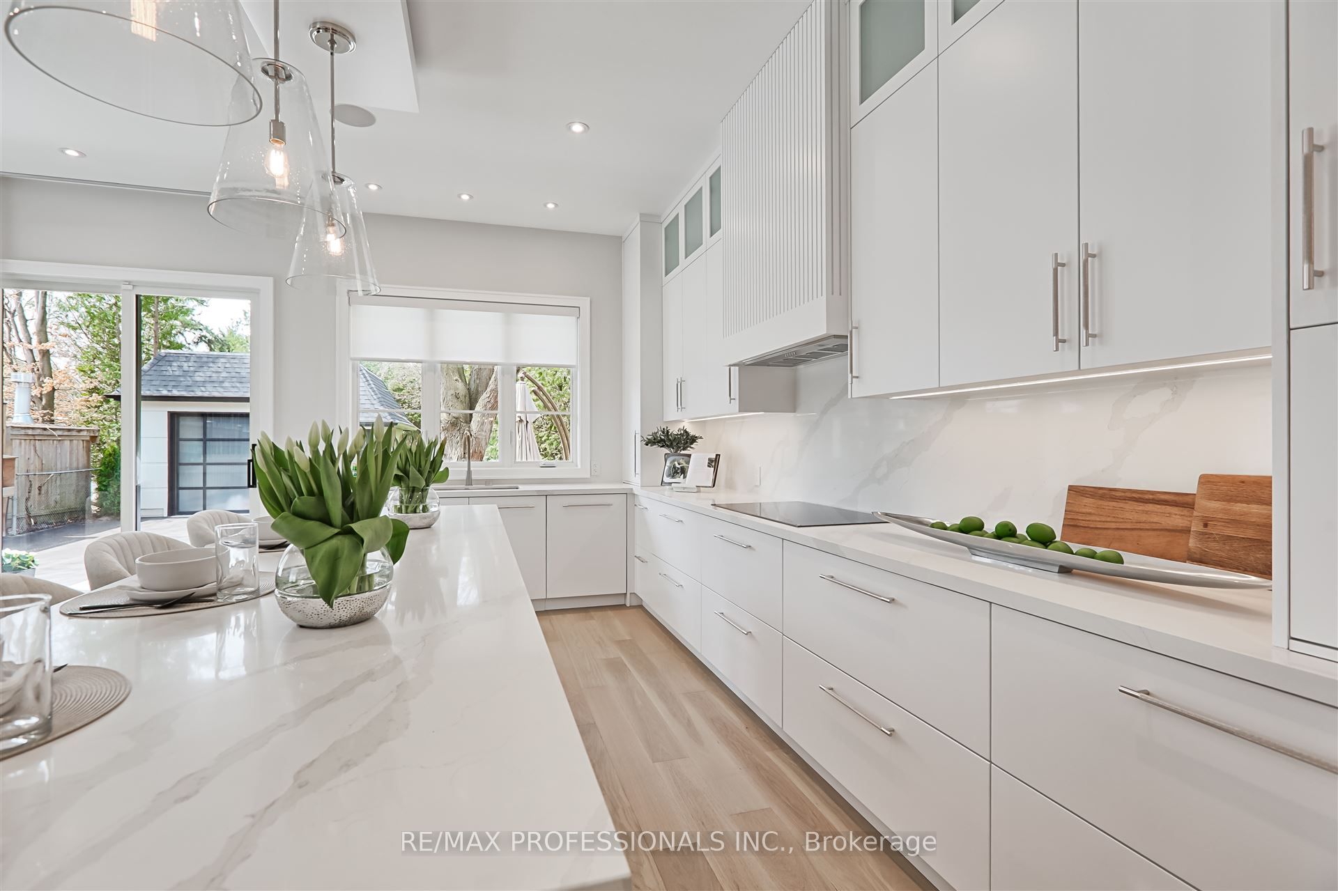 466 Prince Edward Drive N Property Photo 12