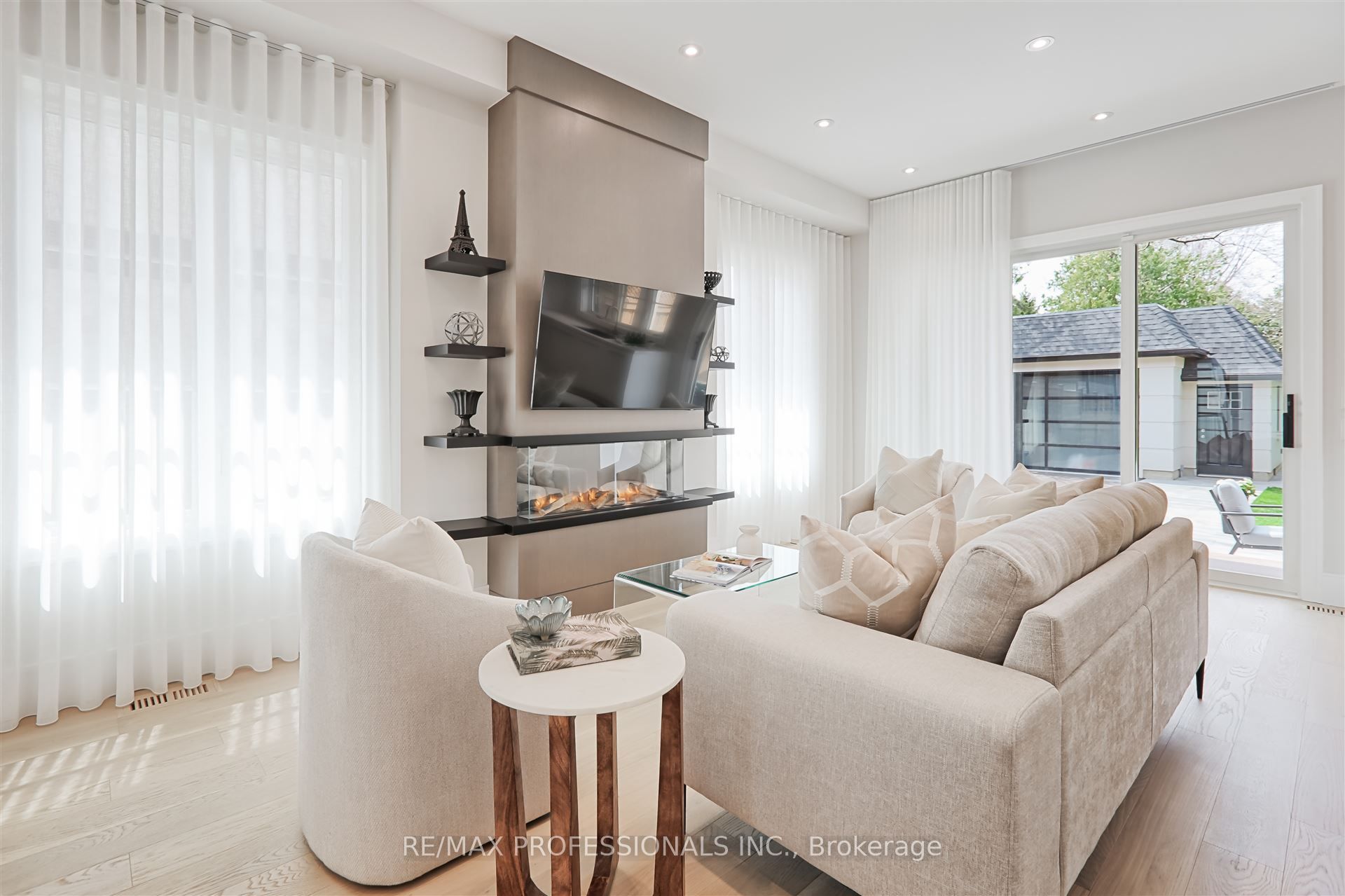 466 Prince Edward Drive N Property Photo 15