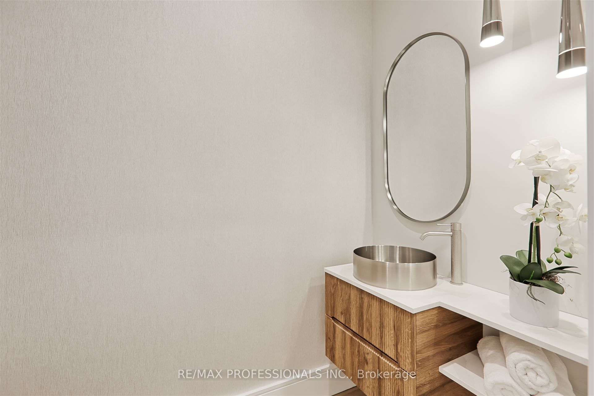 466 Prince Edward Drive N Property Photo 17