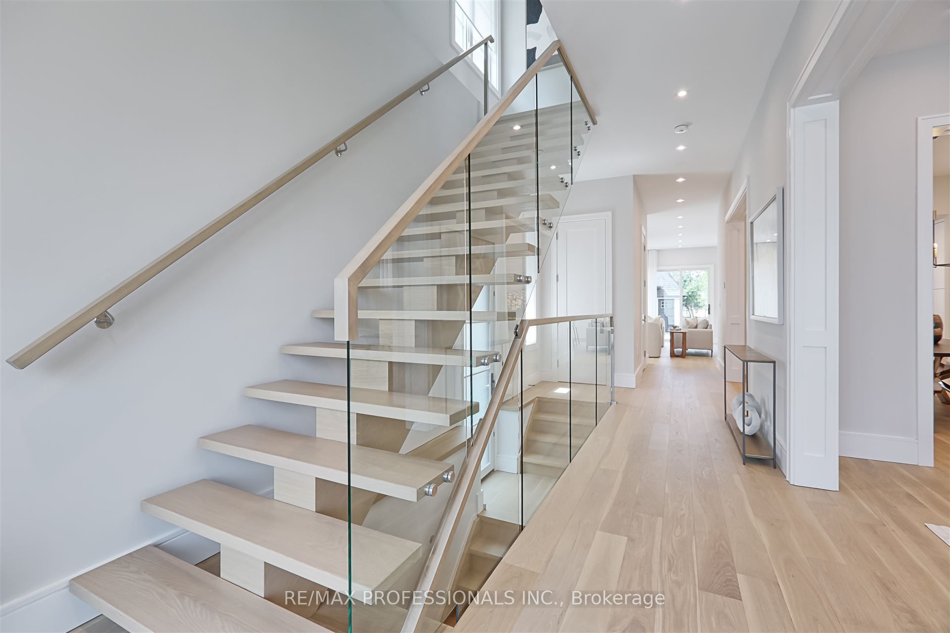 466 Prince Edward Drive N Property Photo 18