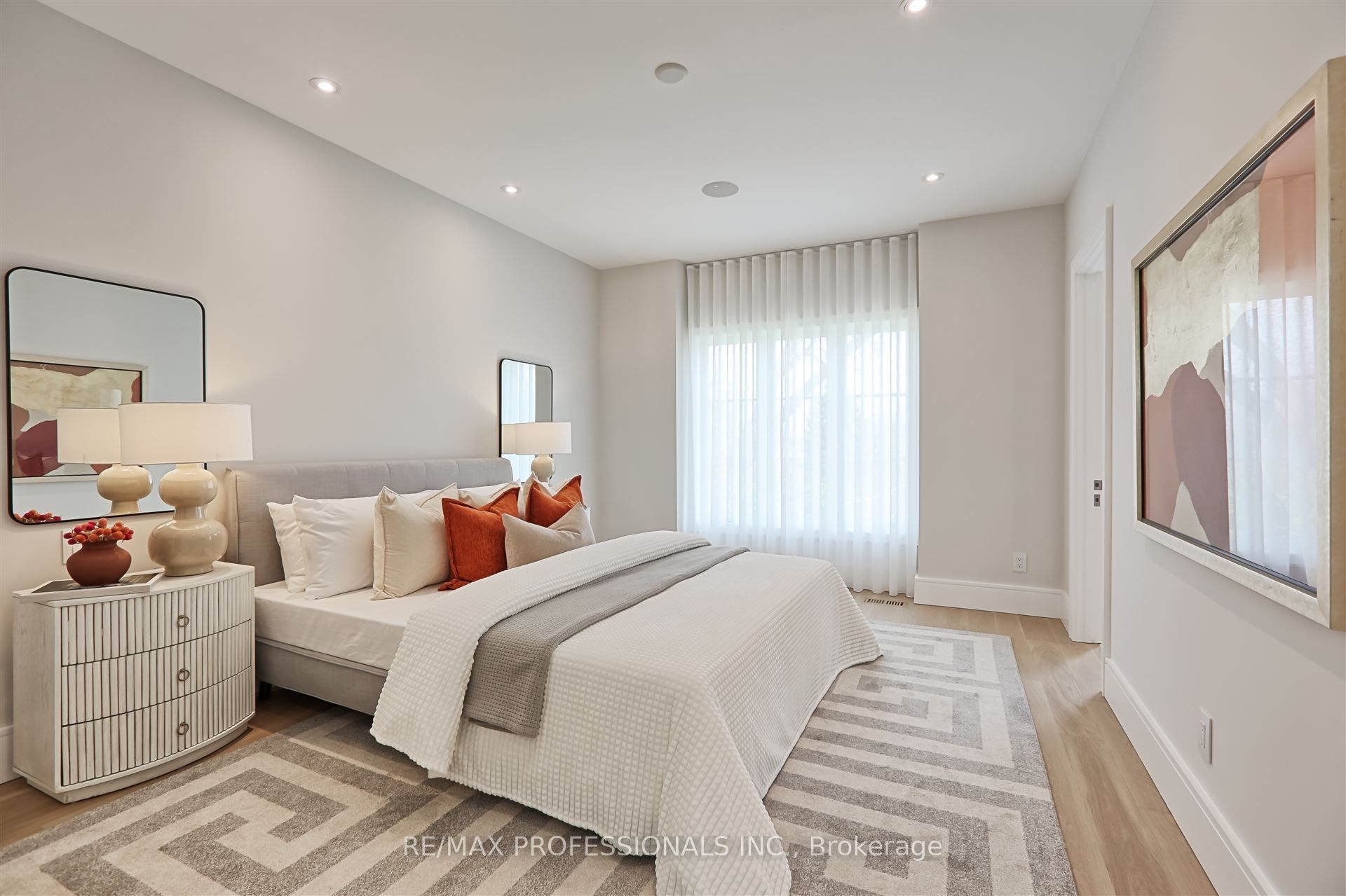466 Prince Edward Drive N Property Photo 20