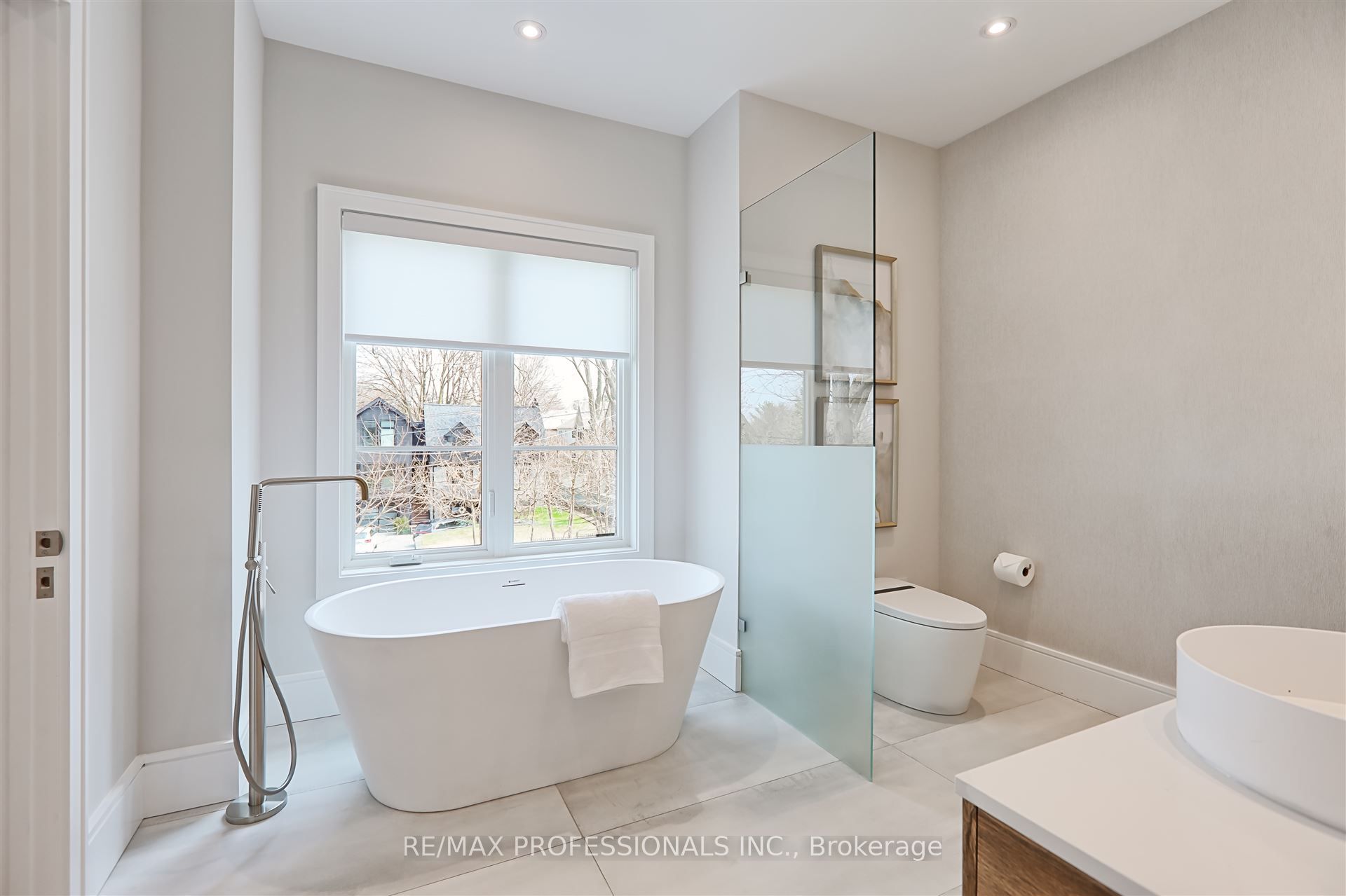 466 Prince Edward Drive N Property Photo 23