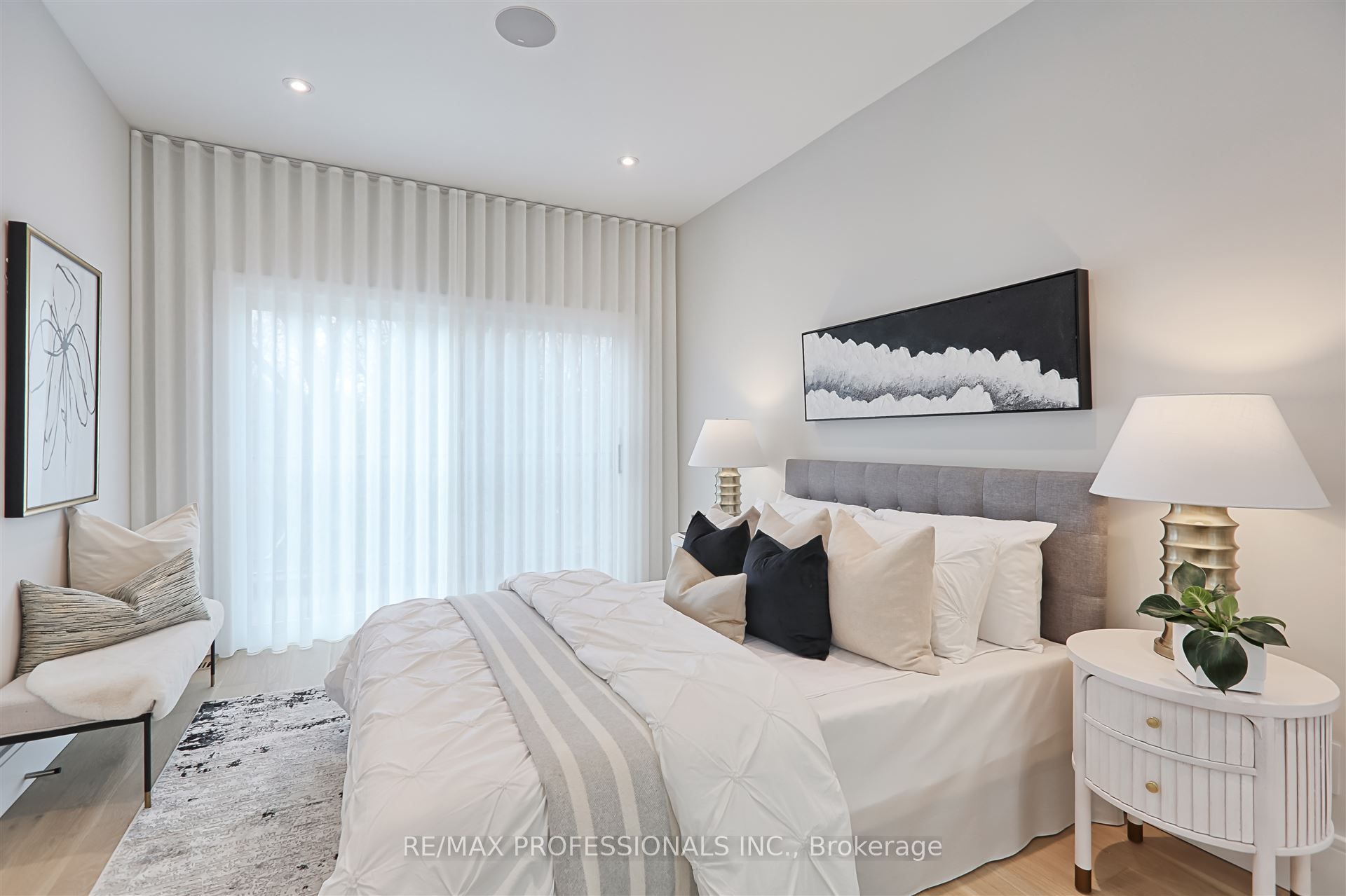 466 Prince Edward Drive N Property Photo 26