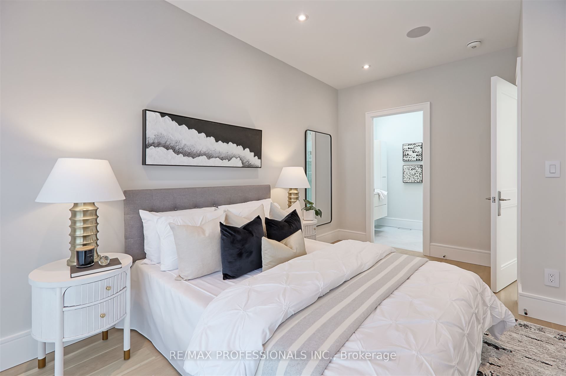 466 Prince Edward Drive N Property Photo 27
