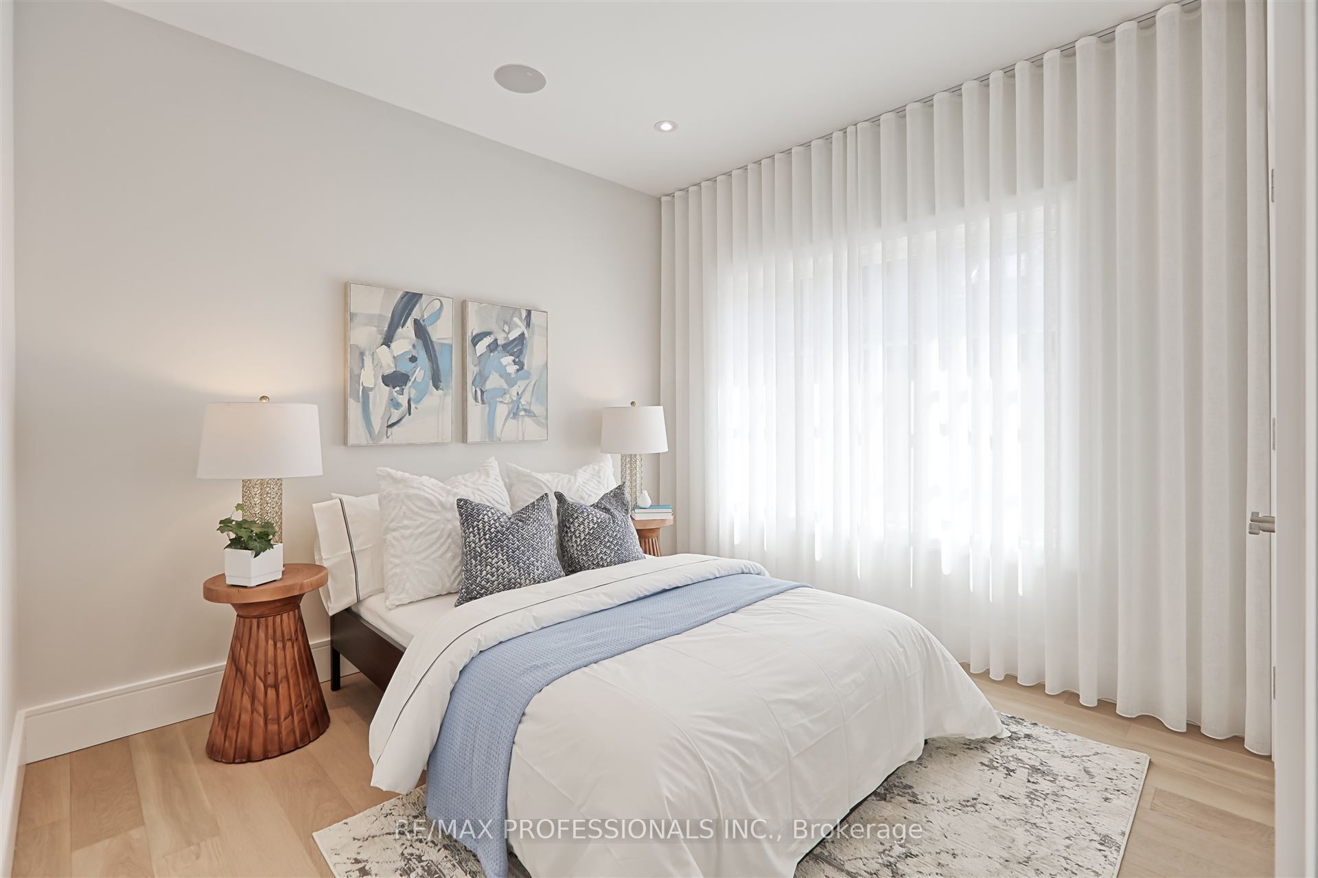 466 Prince Edward Drive N Property Photo 29