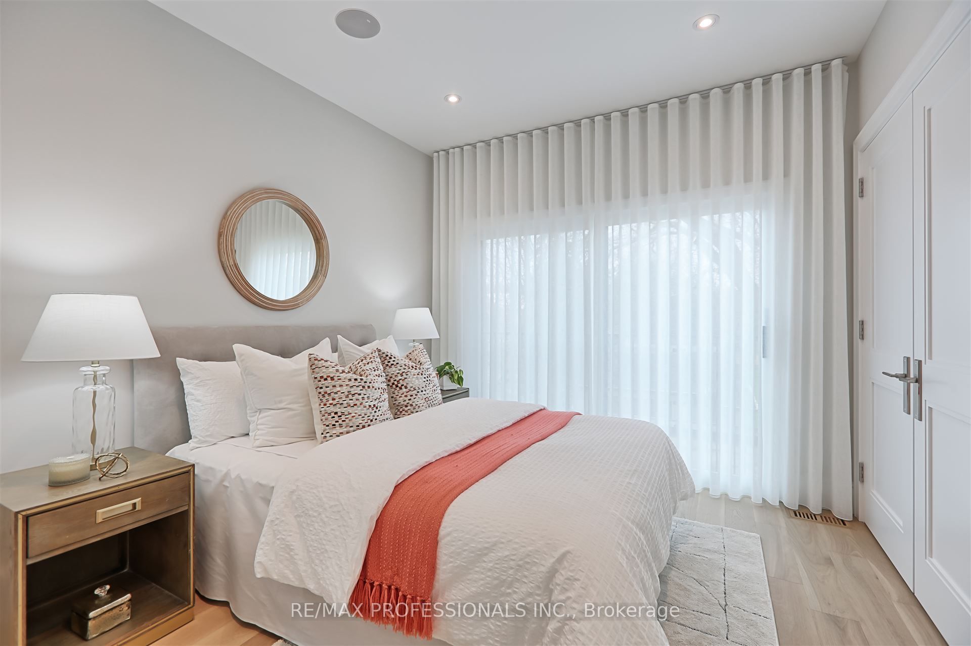 466 Prince Edward Drive N Property Photo 32