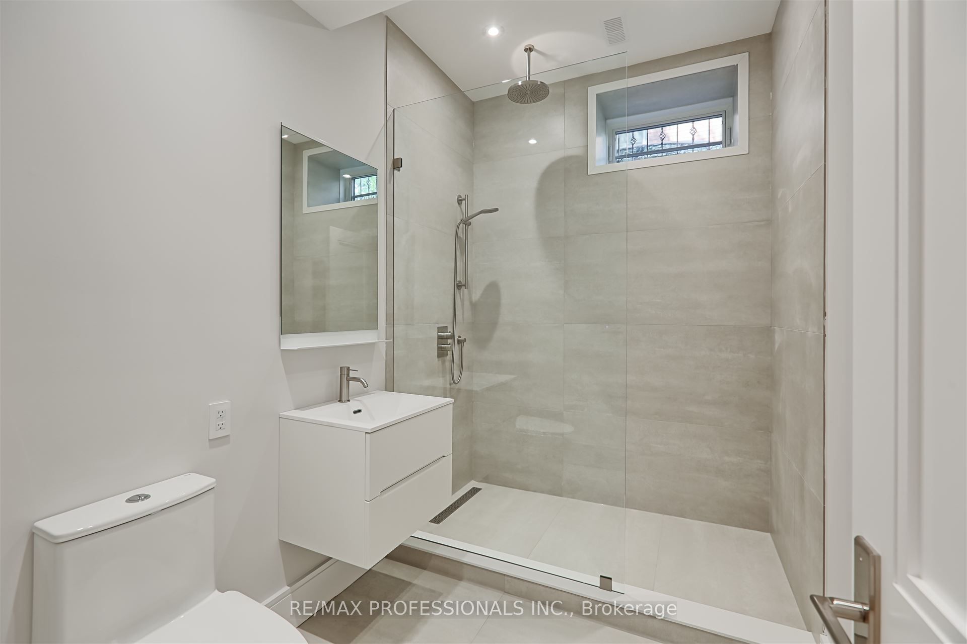 466 Prince Edward Drive N Property Photo 38