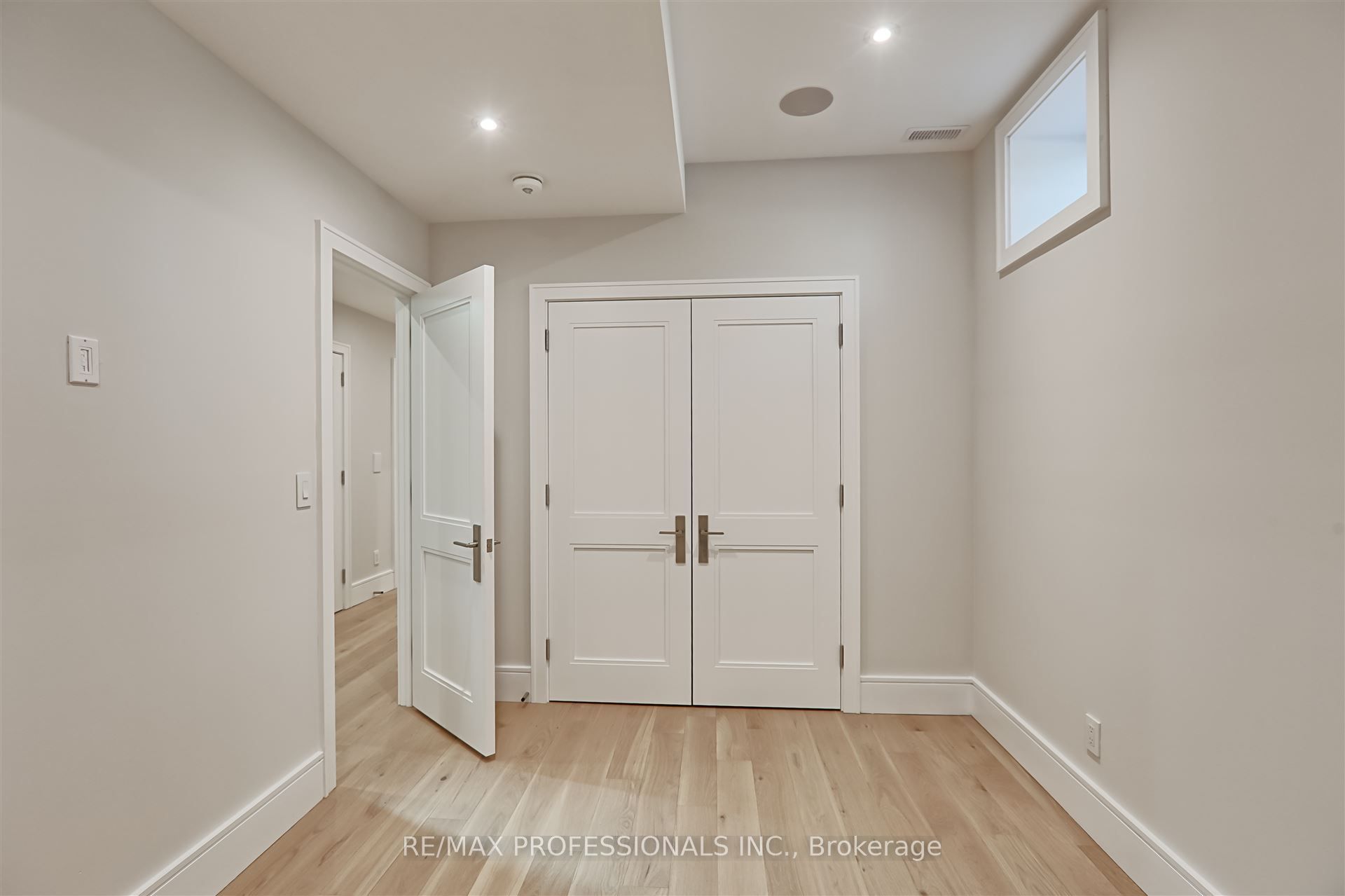 466 Prince Edward Drive N Property Photo 39