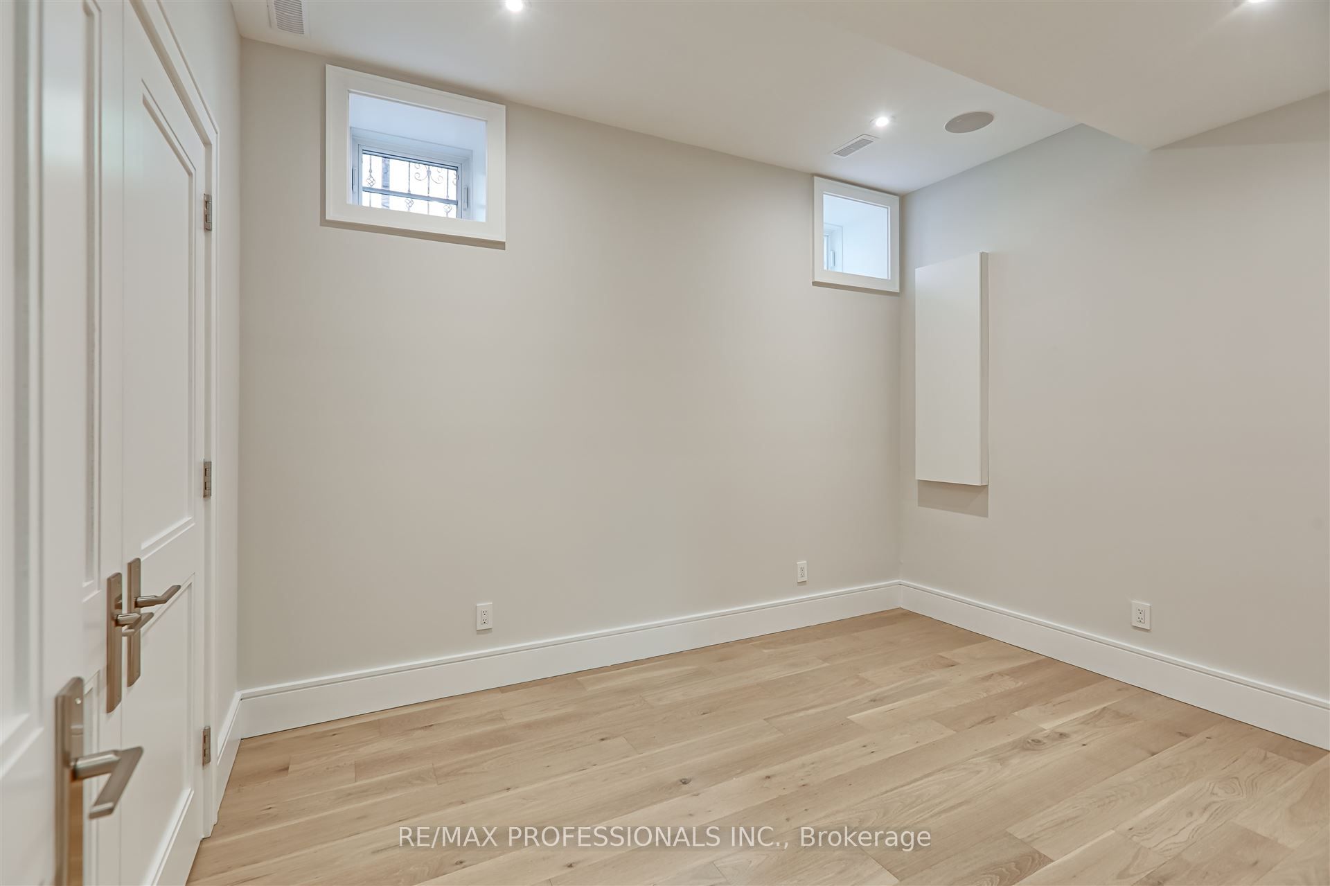 466 Prince Edward Drive N Property Photo 40