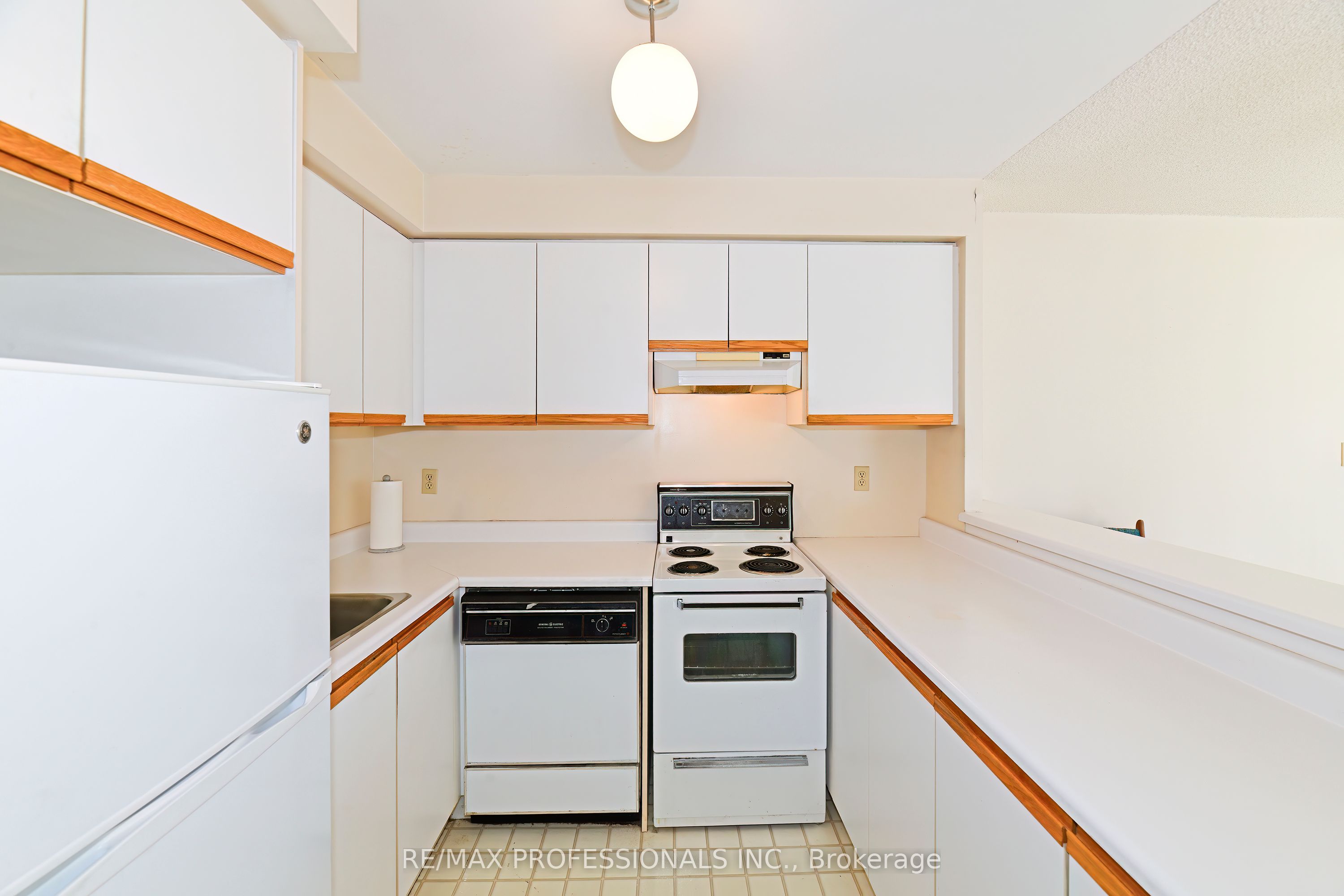 2261 Lakeshore Boulevard W 528 Property Photo 8