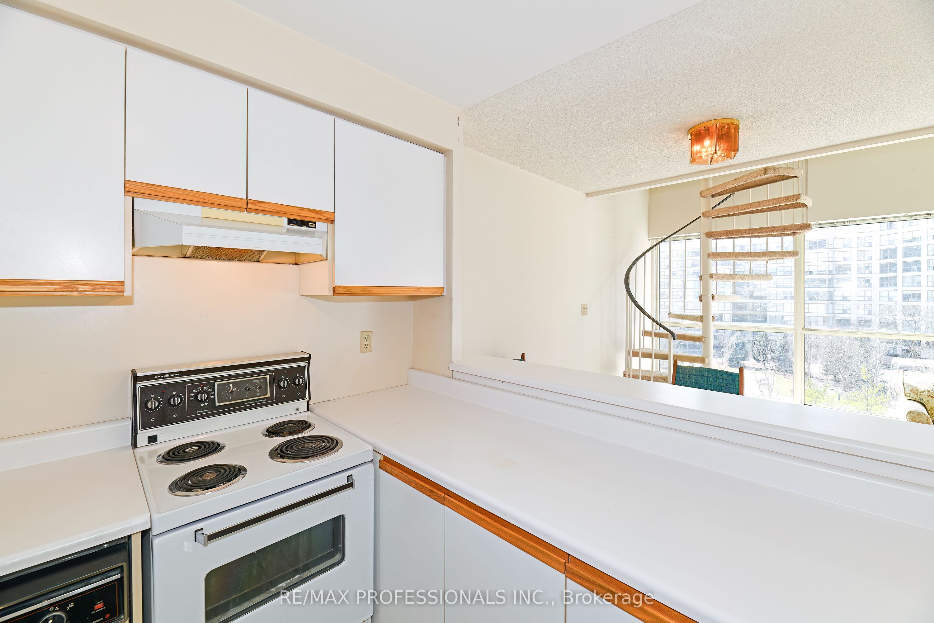 2261 Lakeshore Boulevard W 528 Property Photo 9
