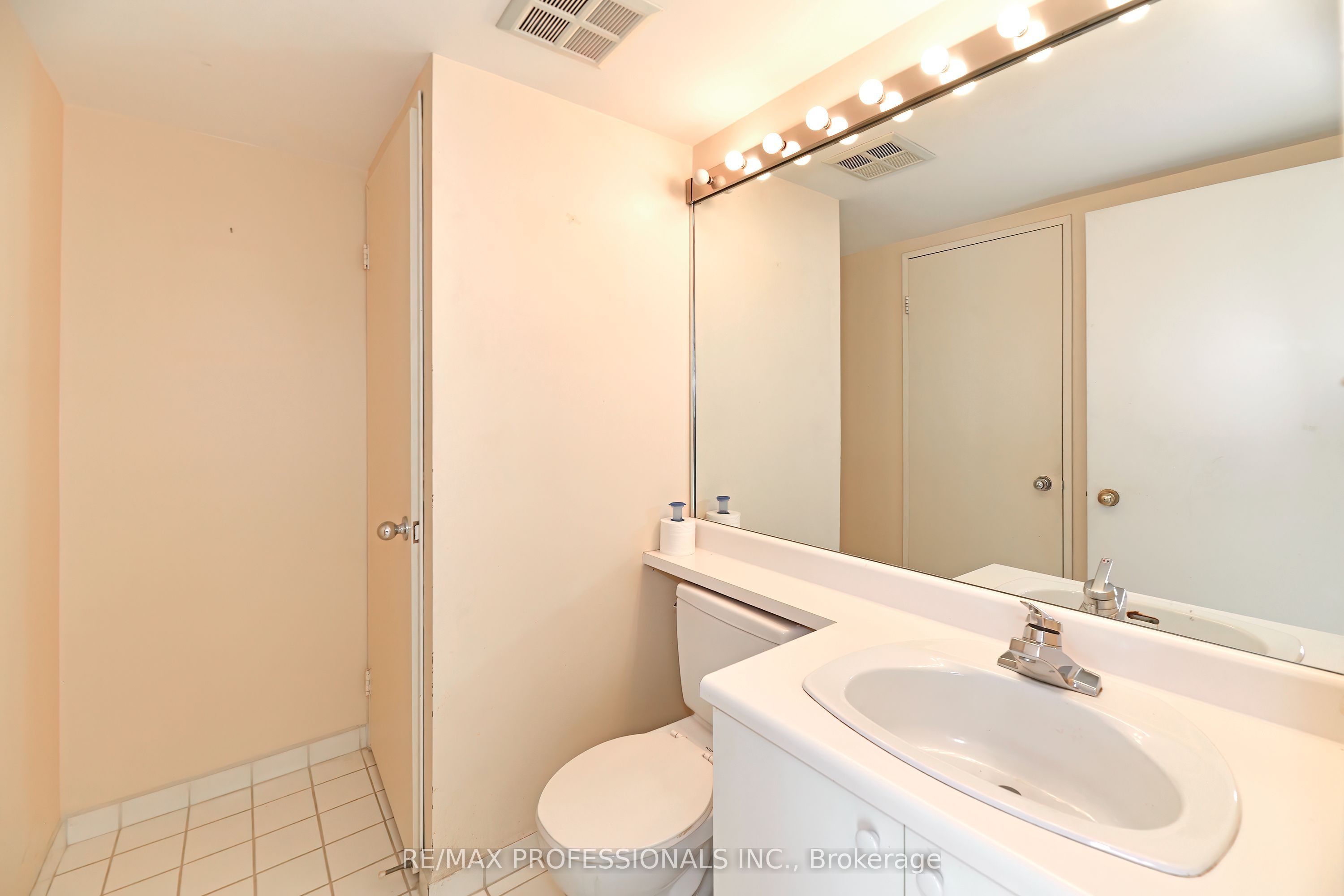 2261 Lakeshore Boulevard W 528 Property Photo 11
