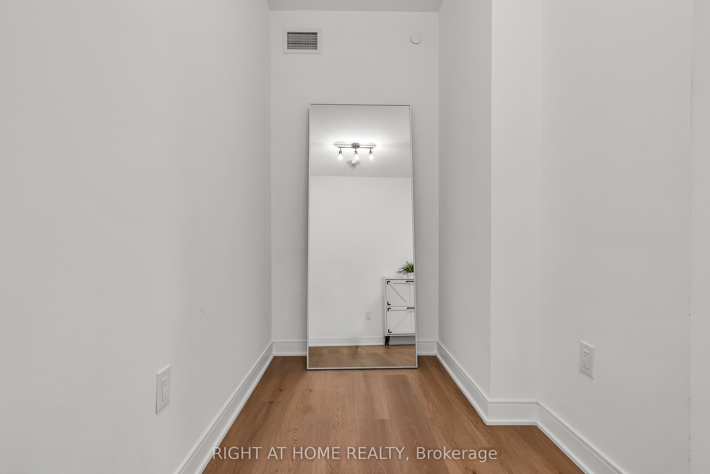 86 Dundas Street E 1520 Property Photo 5