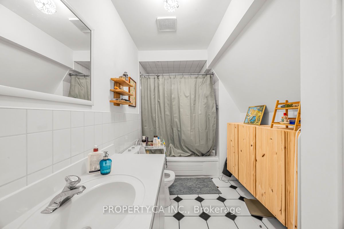 74 Sorauren Avenue Property Photo 11