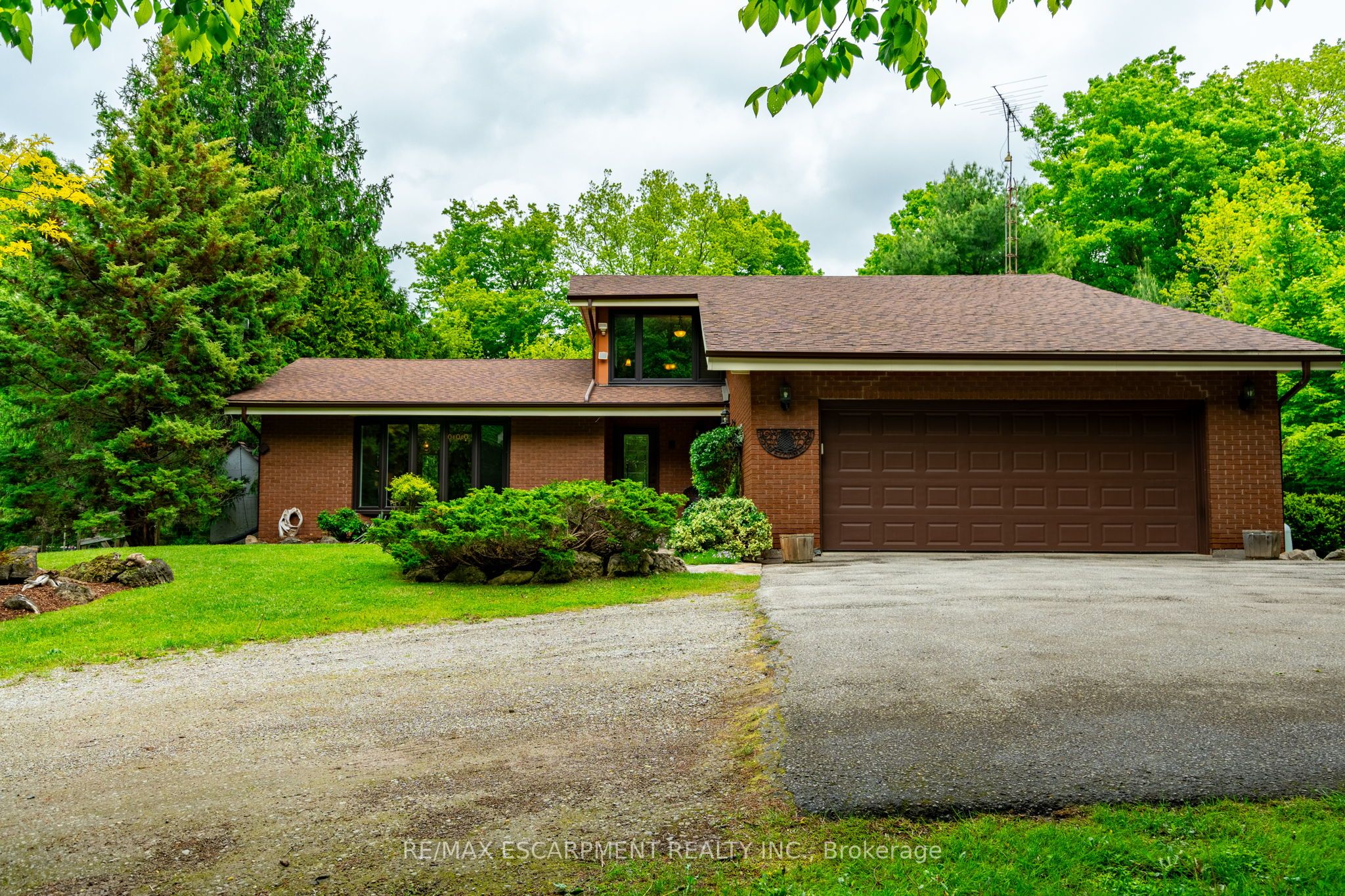7575 Milburough Line Property Photo 1