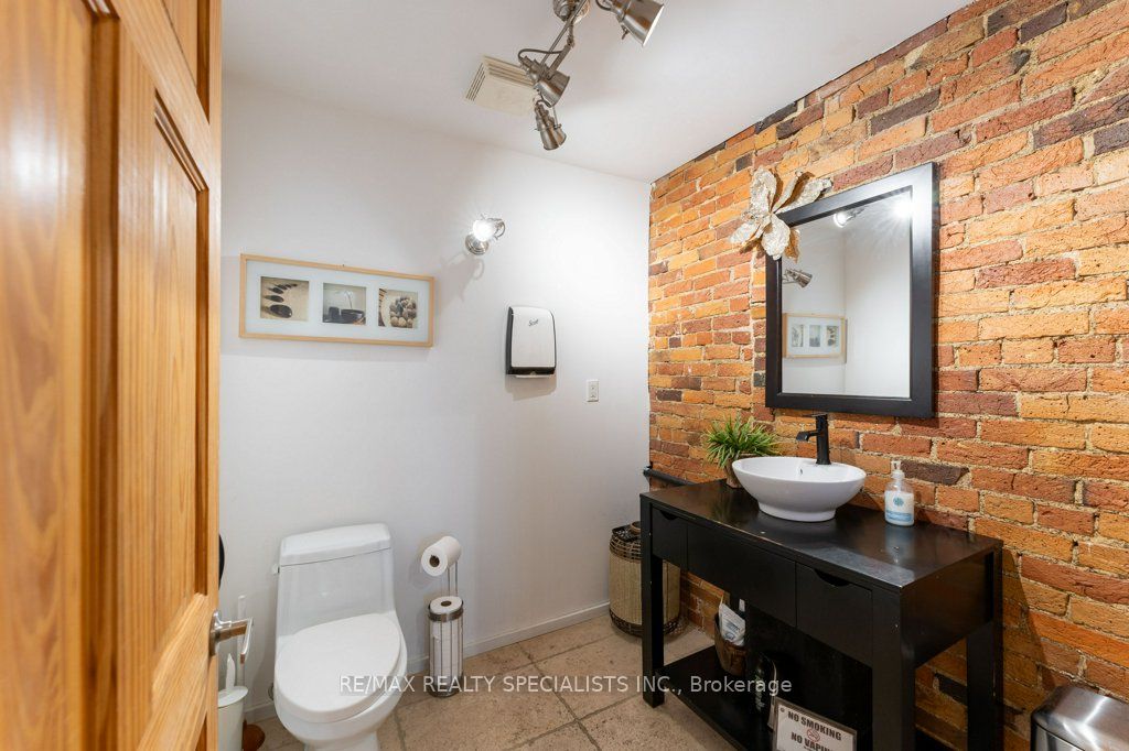 287 Queen Street S Property Photo 13