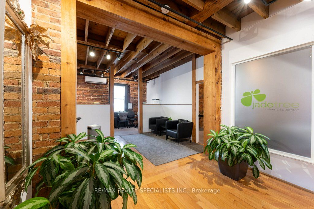 287 Queen Street S Property Photo 14