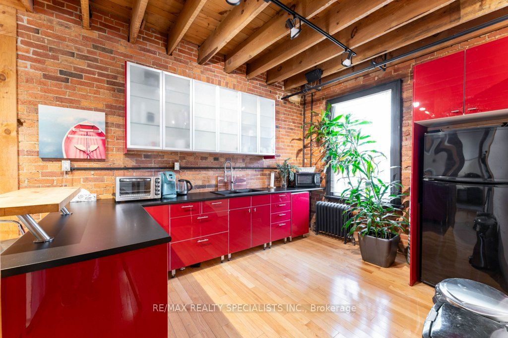 287 Queen Street S Property Photo 18