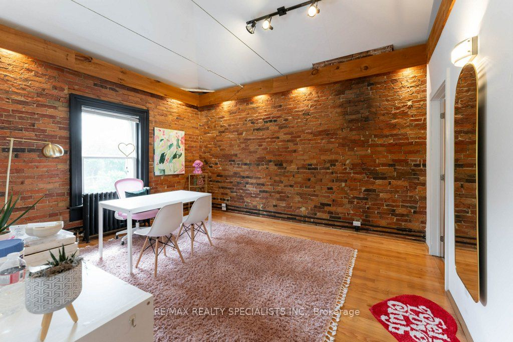 287 Queen Street S Property Photo 26