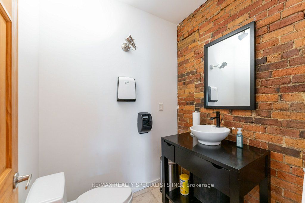 287 Queen Street S Property Photo 28