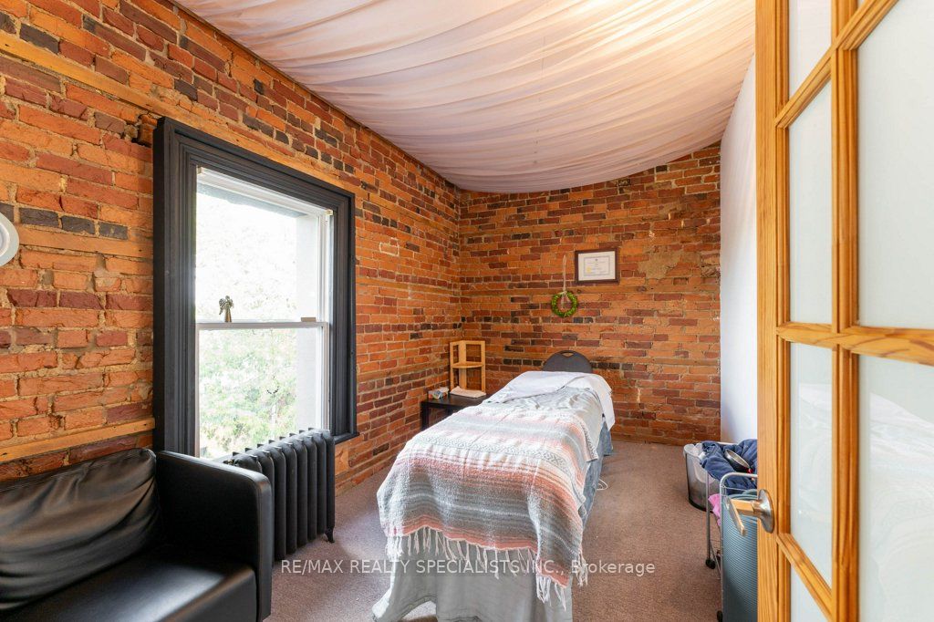 287 Queen Street S Property Photo 31