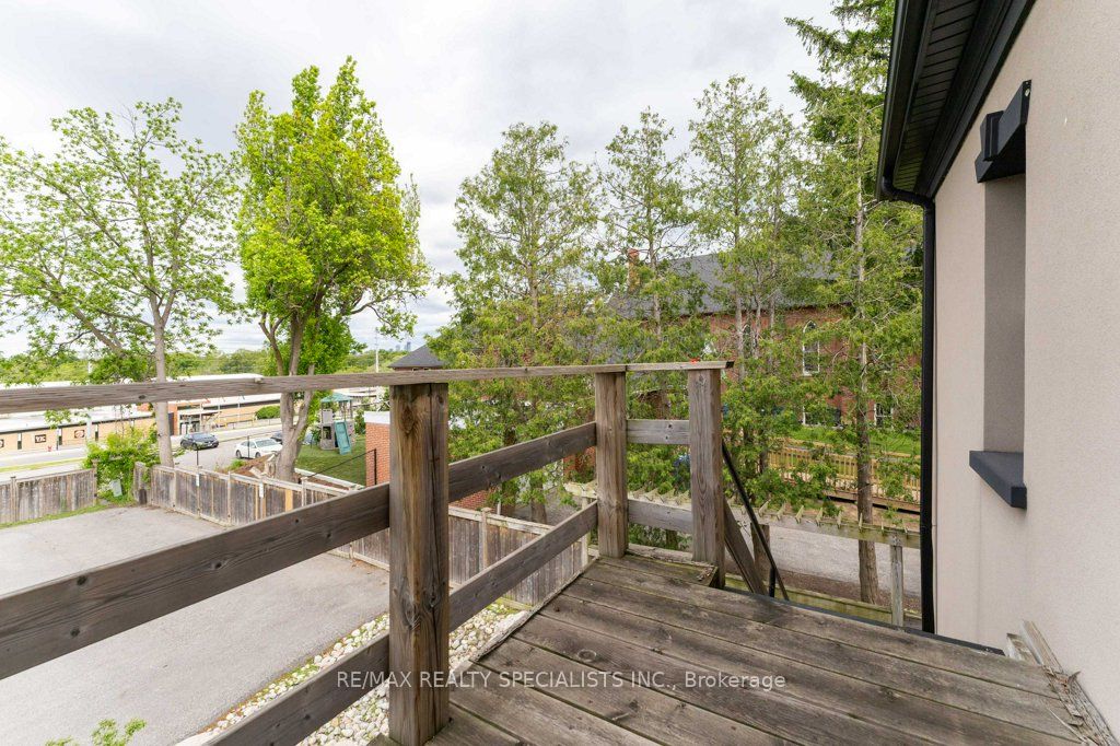 287 Queen Street S Property Photo 38