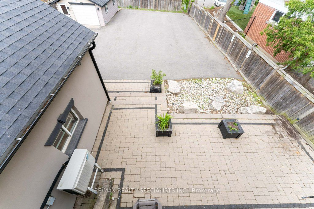 287 Queen Street S Property Photo 40