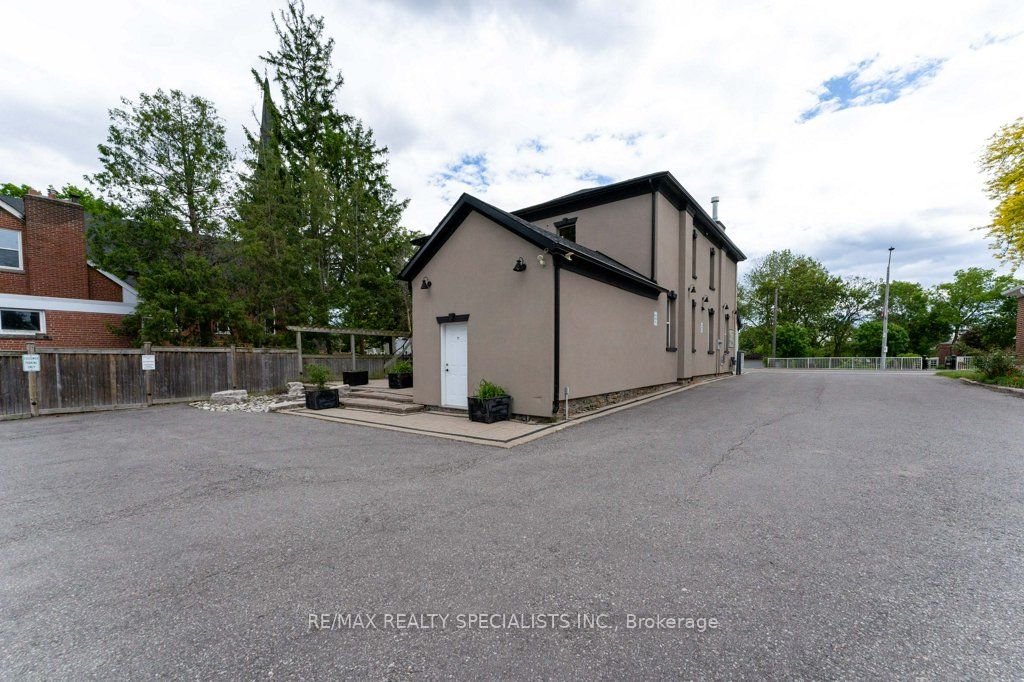 287 Queen Street S Property Photo 41