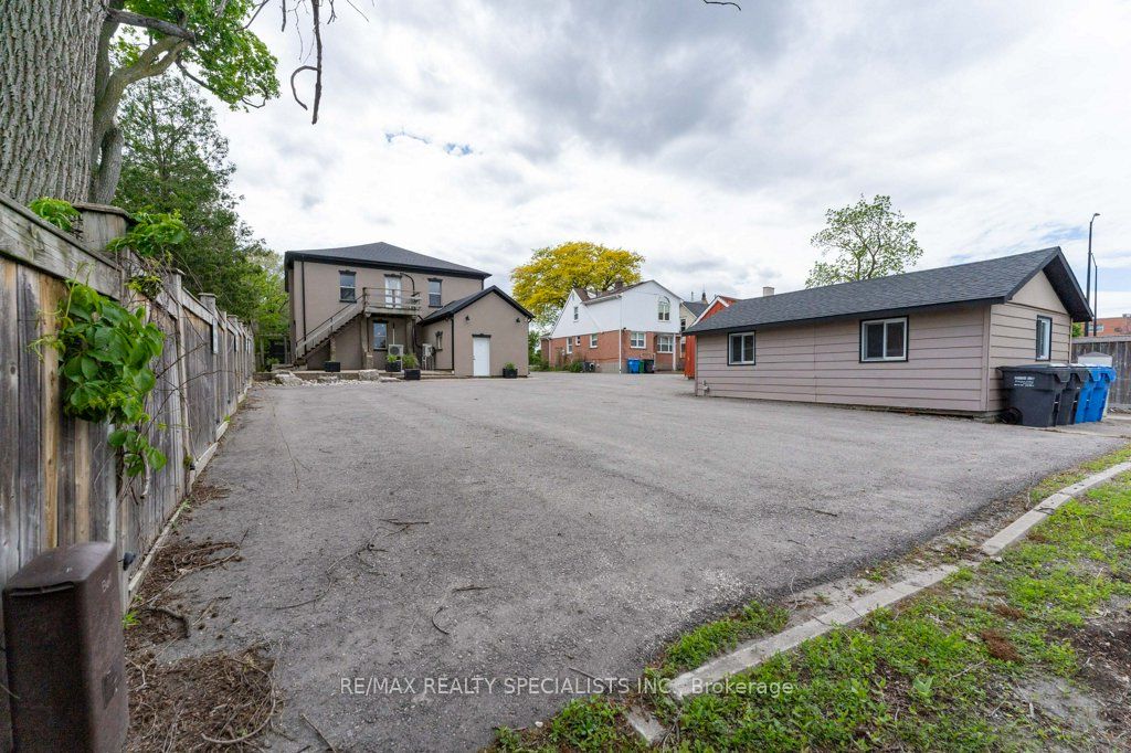 287 Queen Street S Property Photo 44