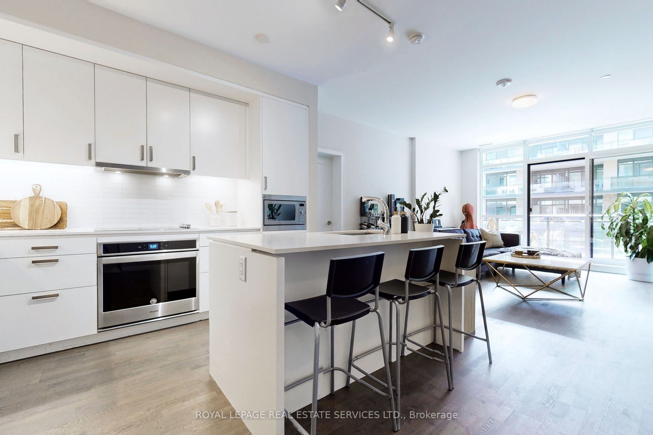 1575 Lakeshore Road W 135 Property Photo 1