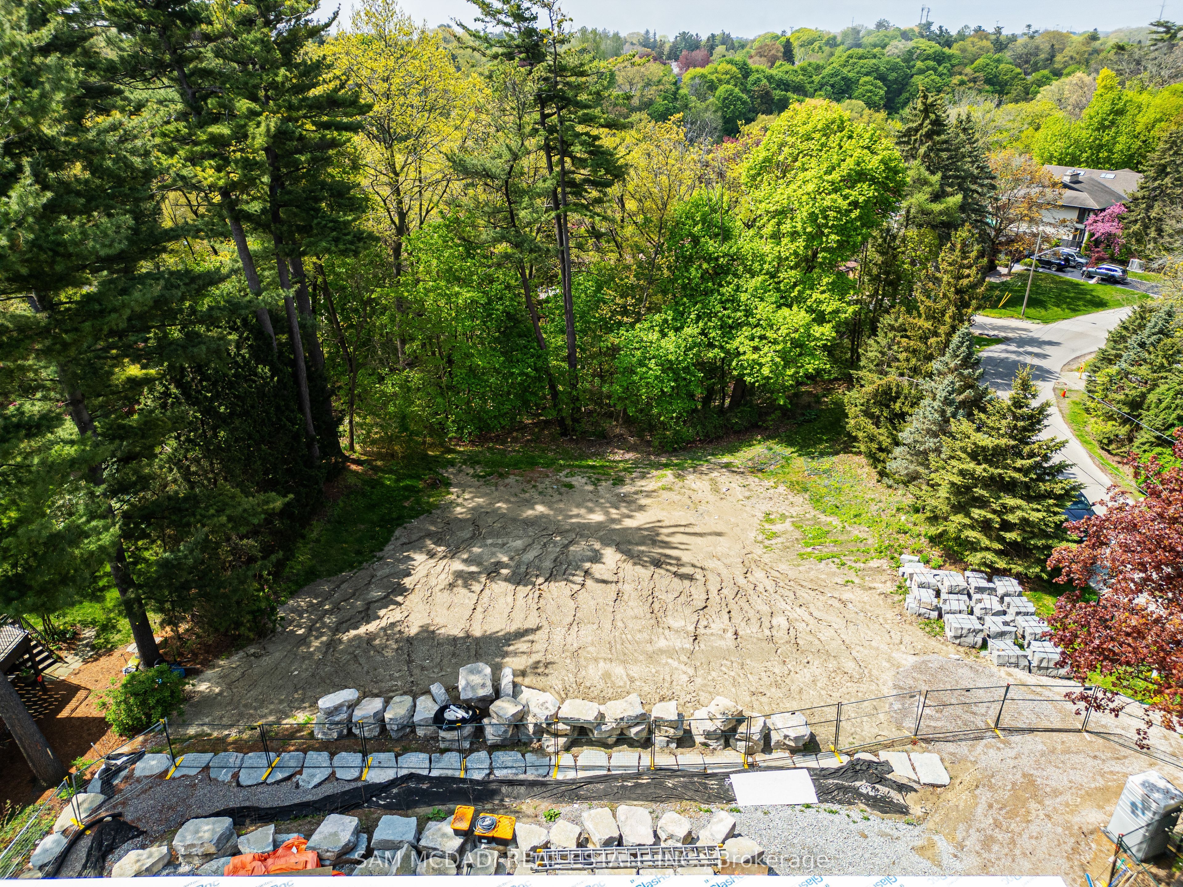 1470 Pinetree Cres Property Photo 1