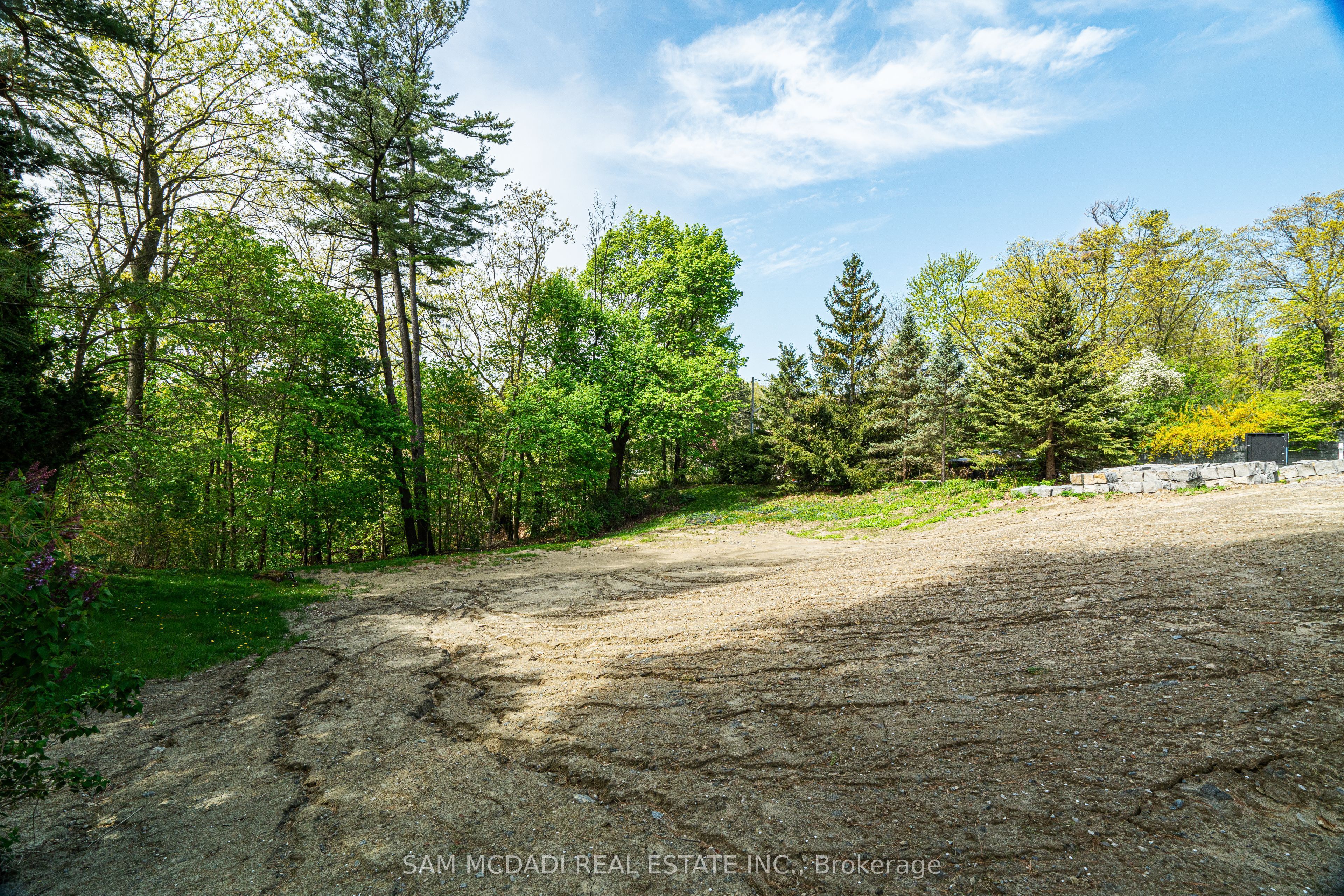1470 Pinetree Cres Property Photo 2