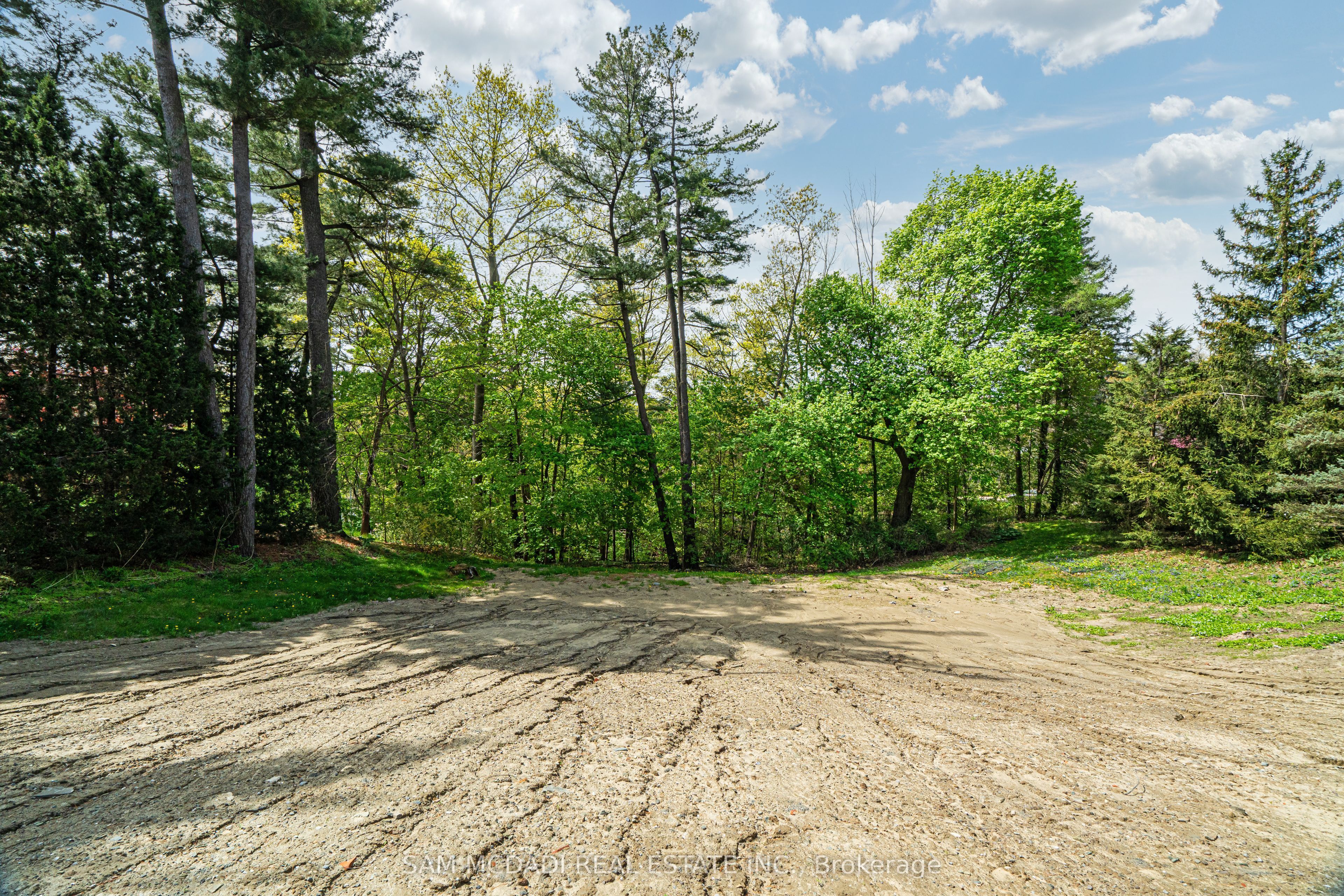 1470 Pinetree Cres Property Photo 3