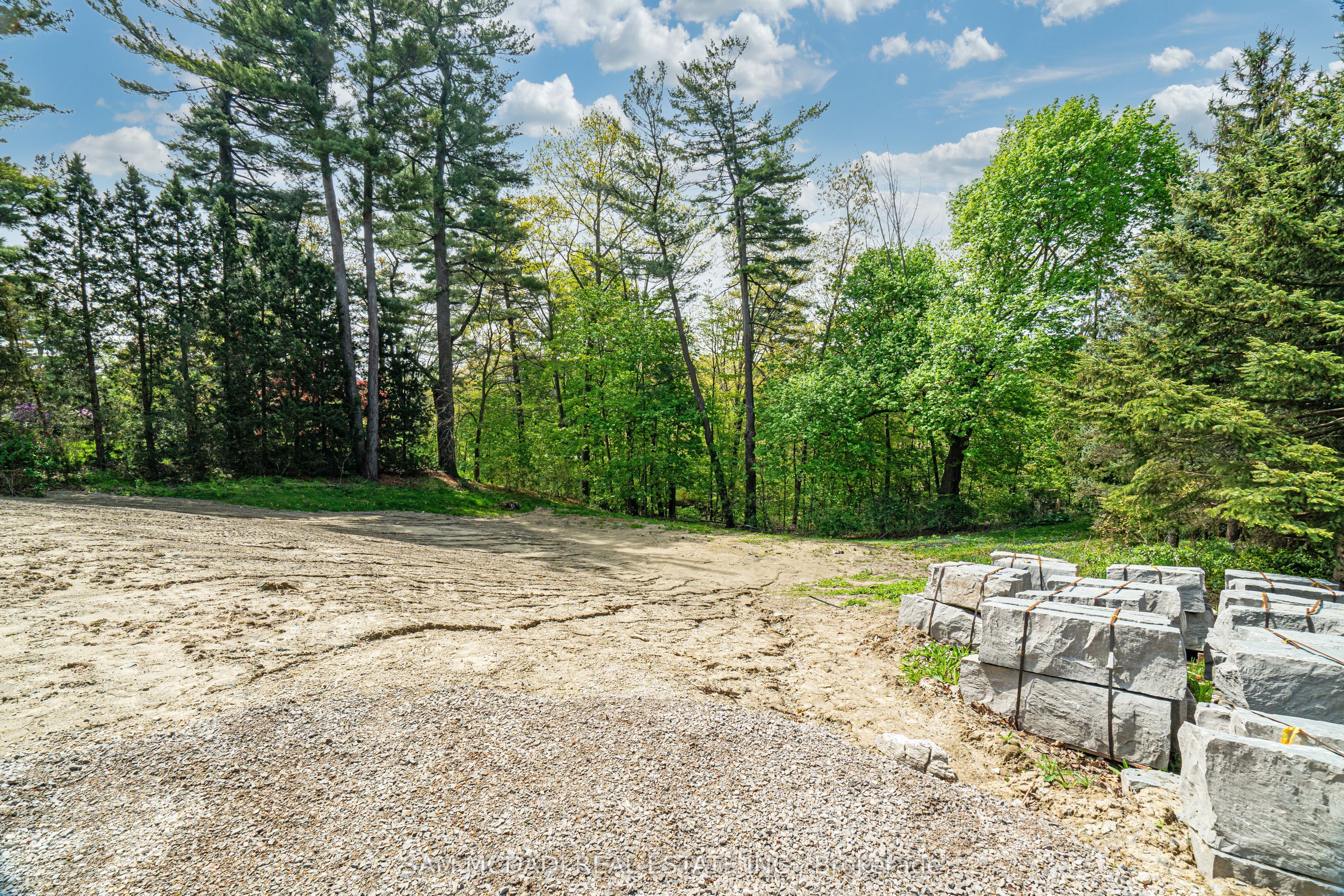 1470 Pinetree Cres Property Photo 4