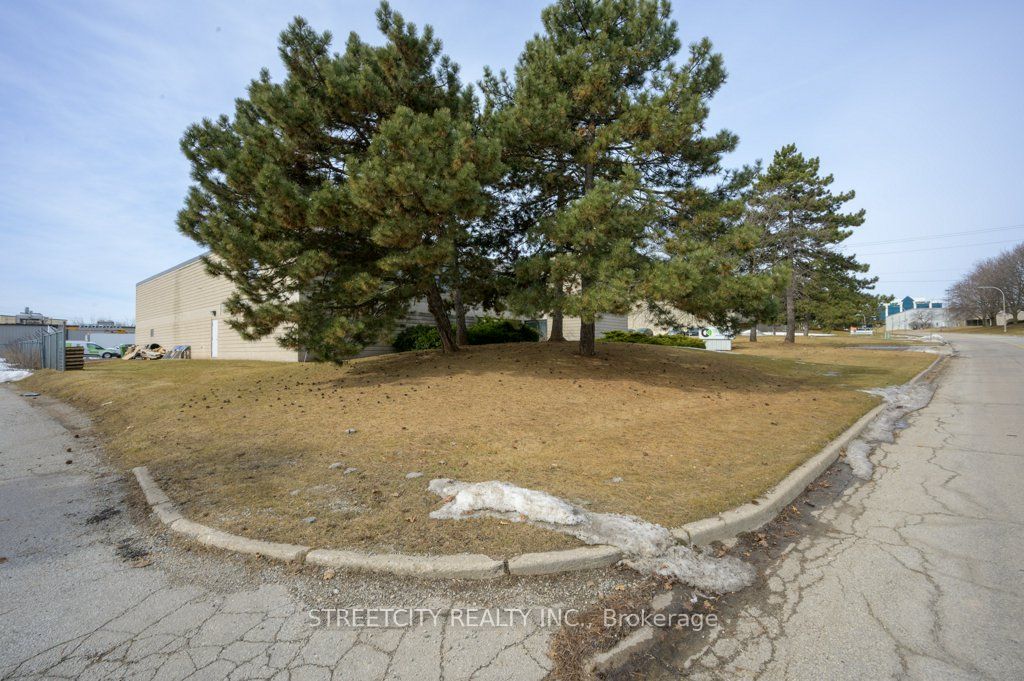 916 Gateway Drive Main Floor Property Photo 3