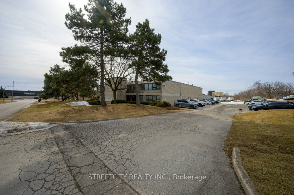 916 Gateway Drive Main Floor Property Photo 6