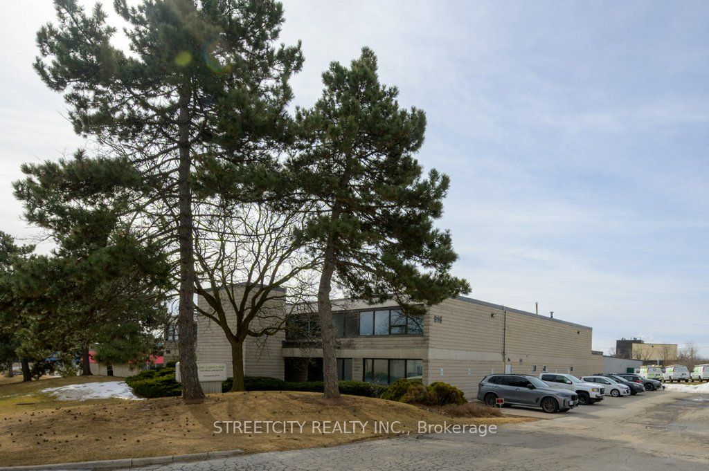 916 Gateway Drive Main Floor Property Photo 7