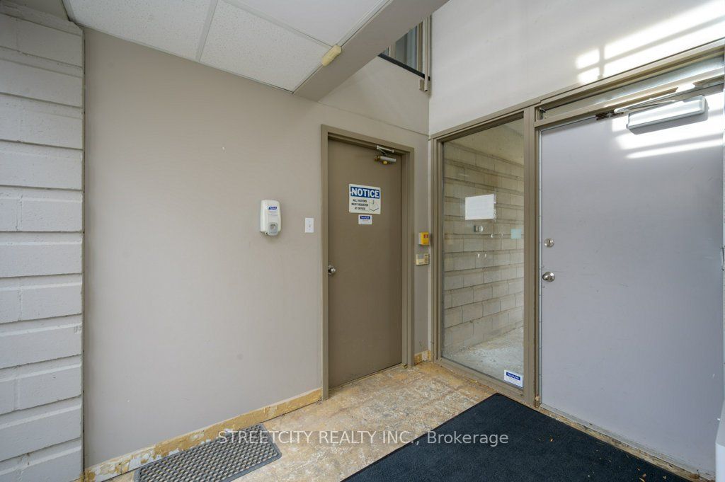 916 Gateway Drive Main Floor Property Photo 8