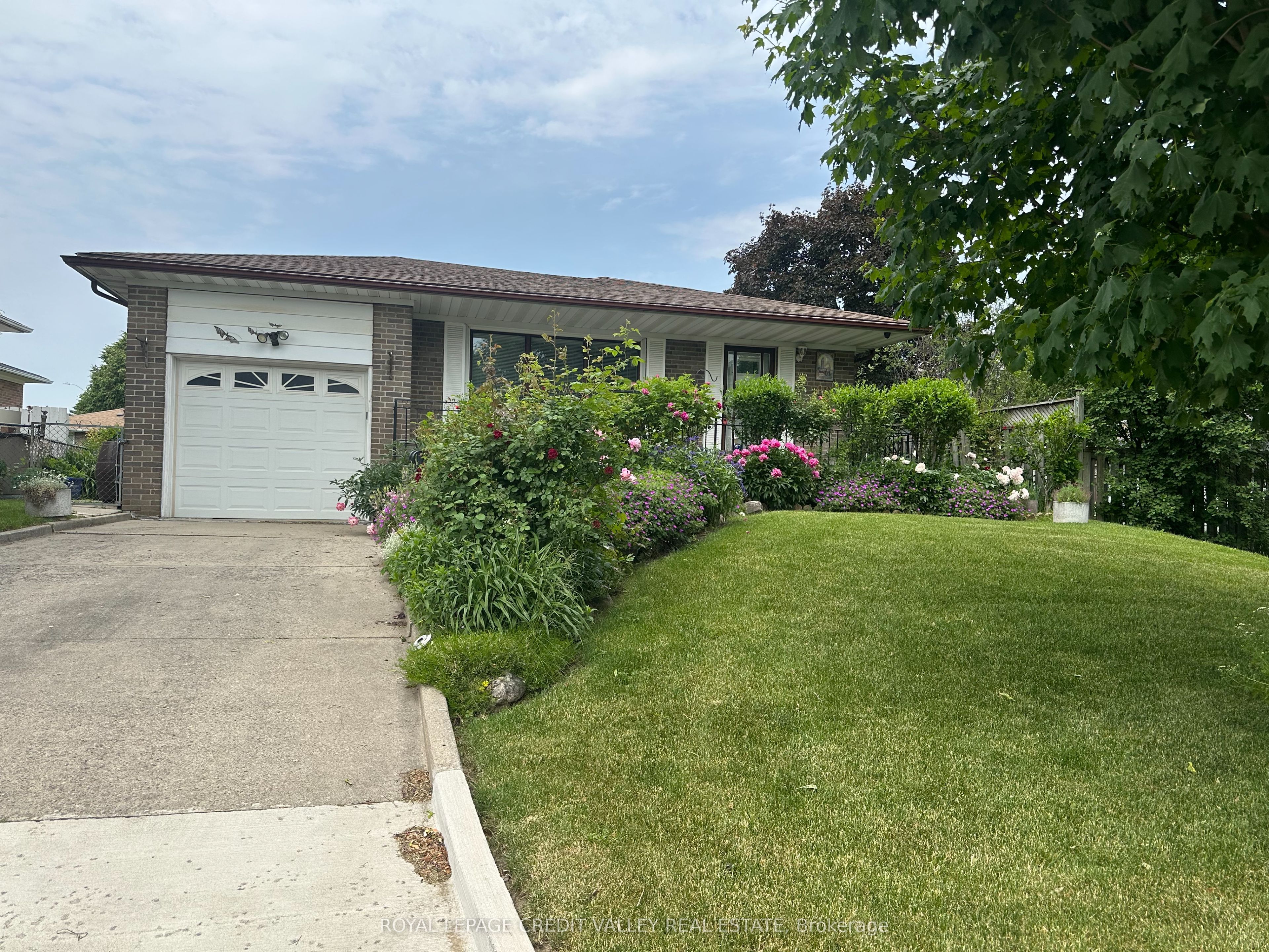 82 Terra Cotta Crescent Property Photo 1