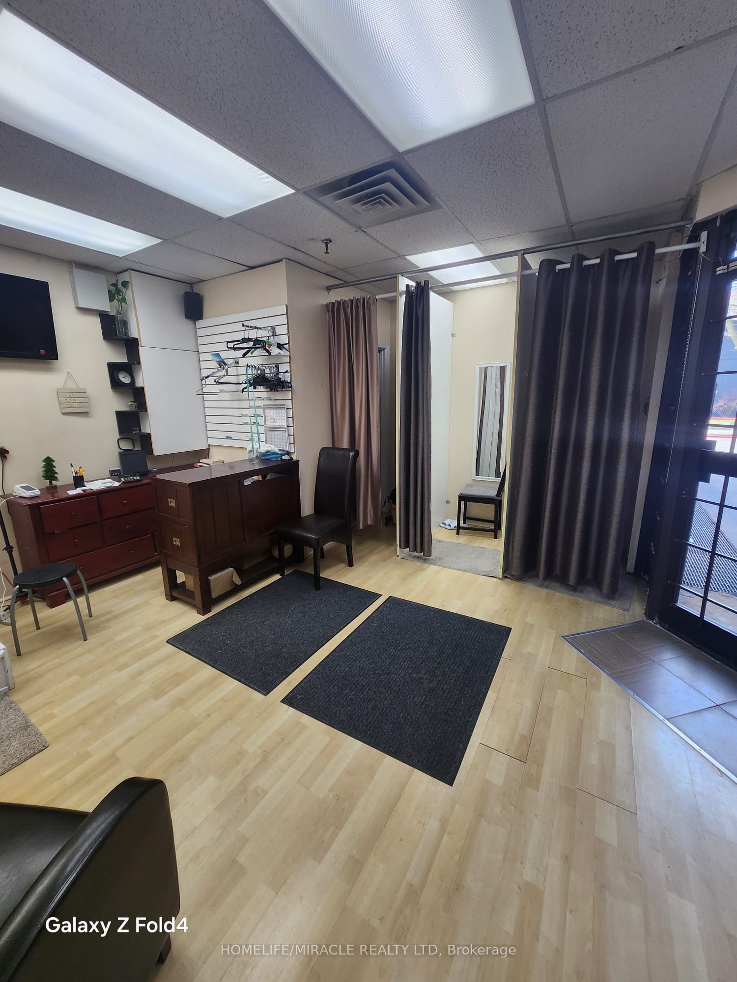 2323 Bloor Street W Property Photo 15