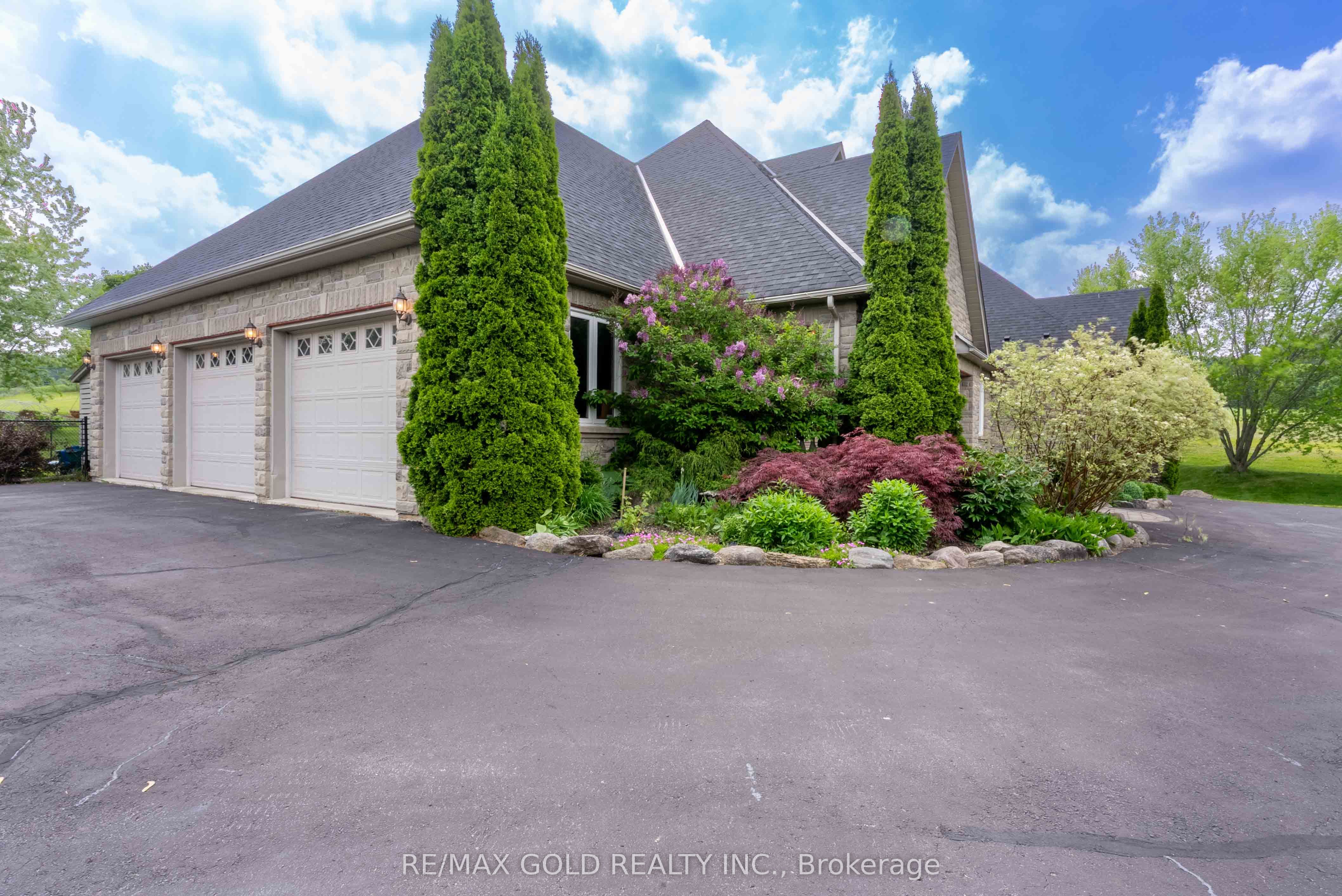 17 Highcrest Road Property Photo 5