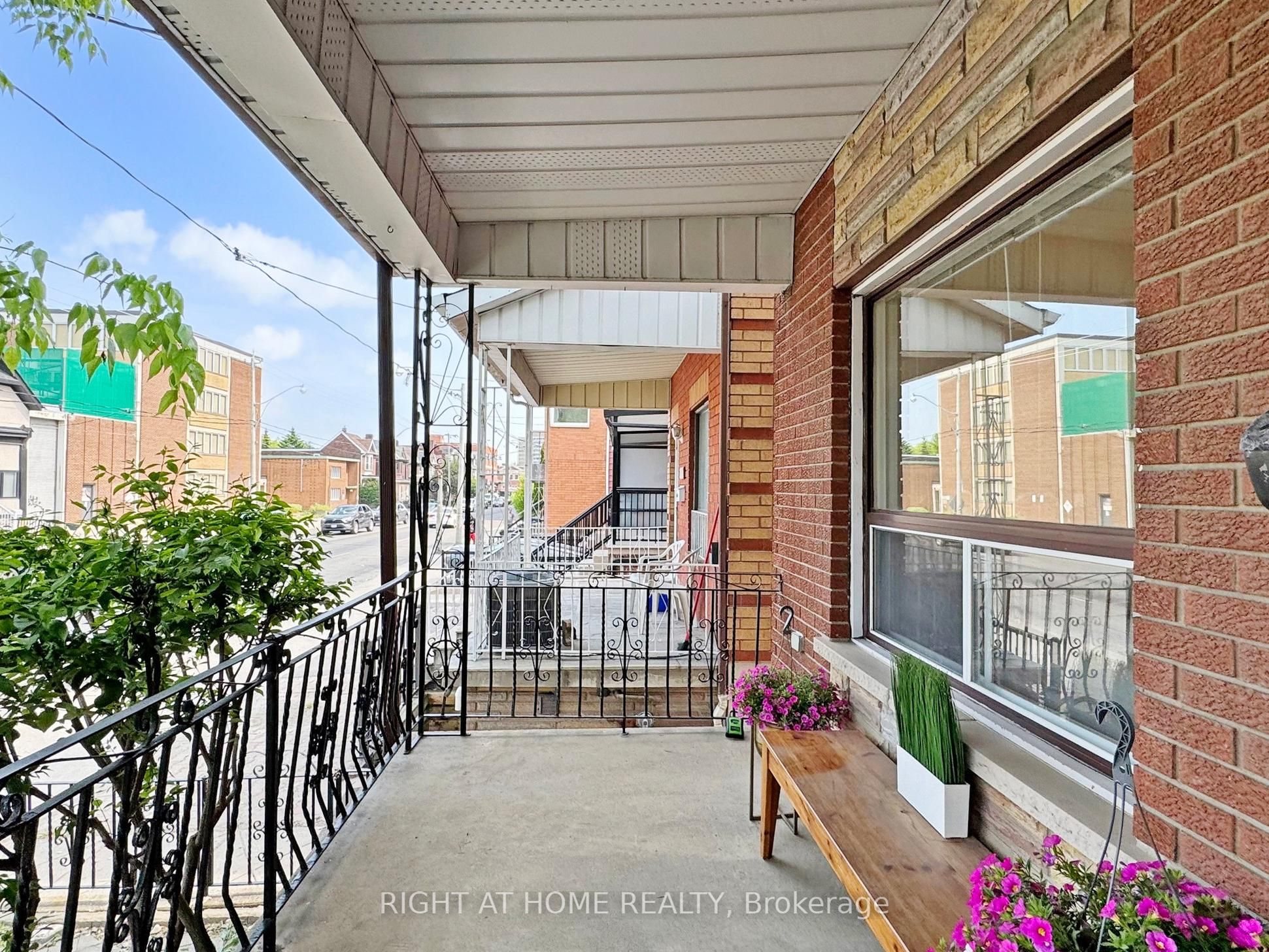 1072 Dufferin Street Property Photo 4