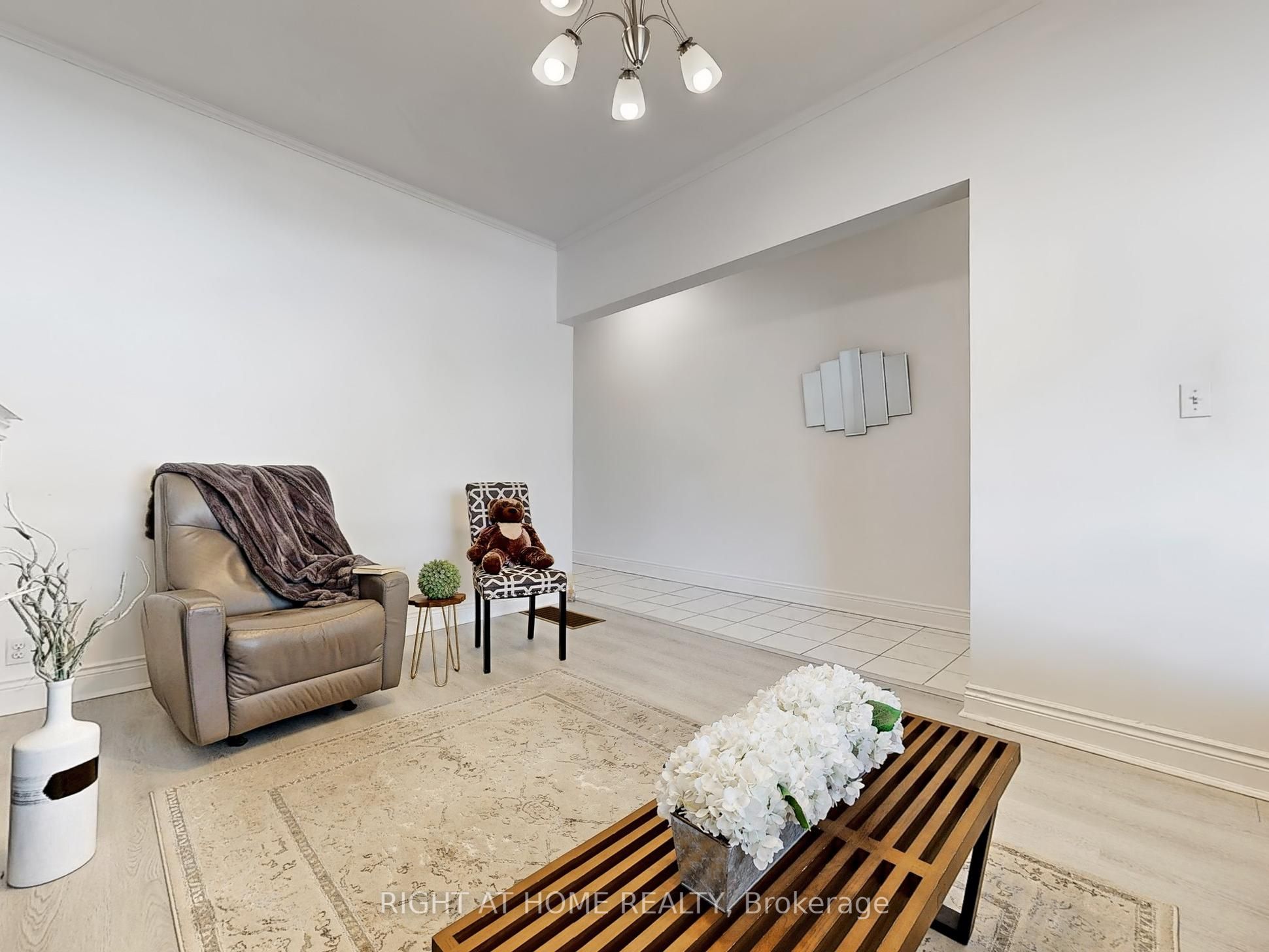 1072 Dufferin Street Property Photo 7