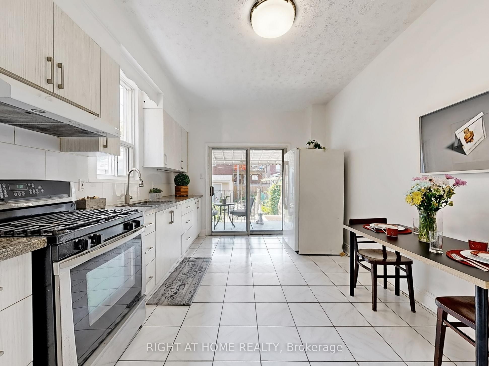 1072 Dufferin Street Property Photo 12