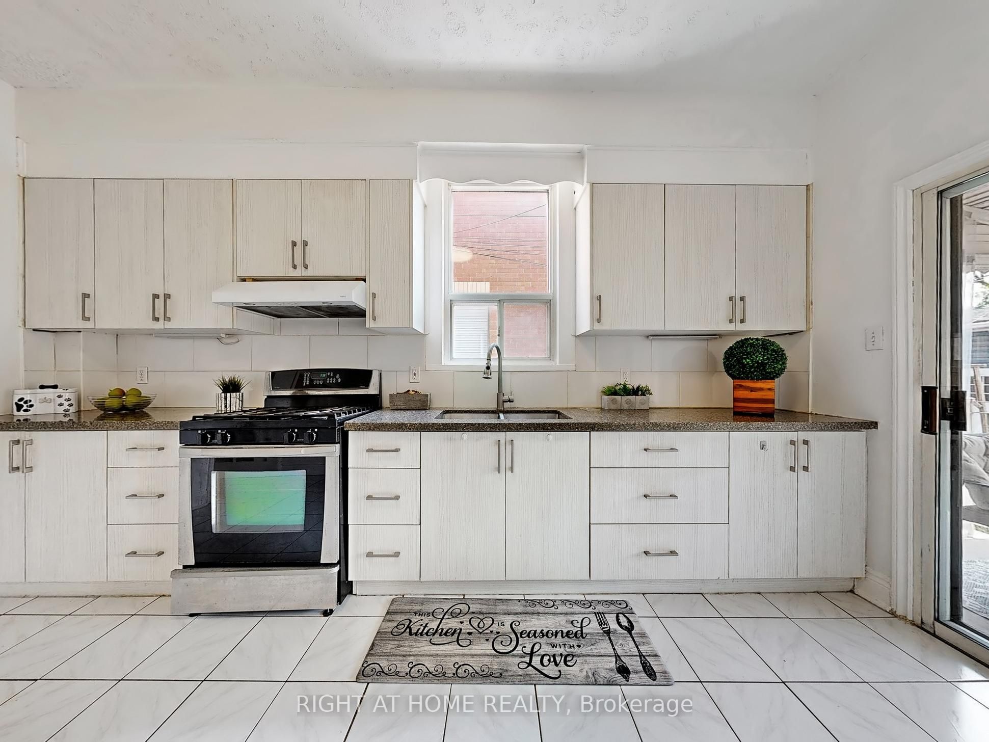 1072 Dufferin Street Property Photo 13