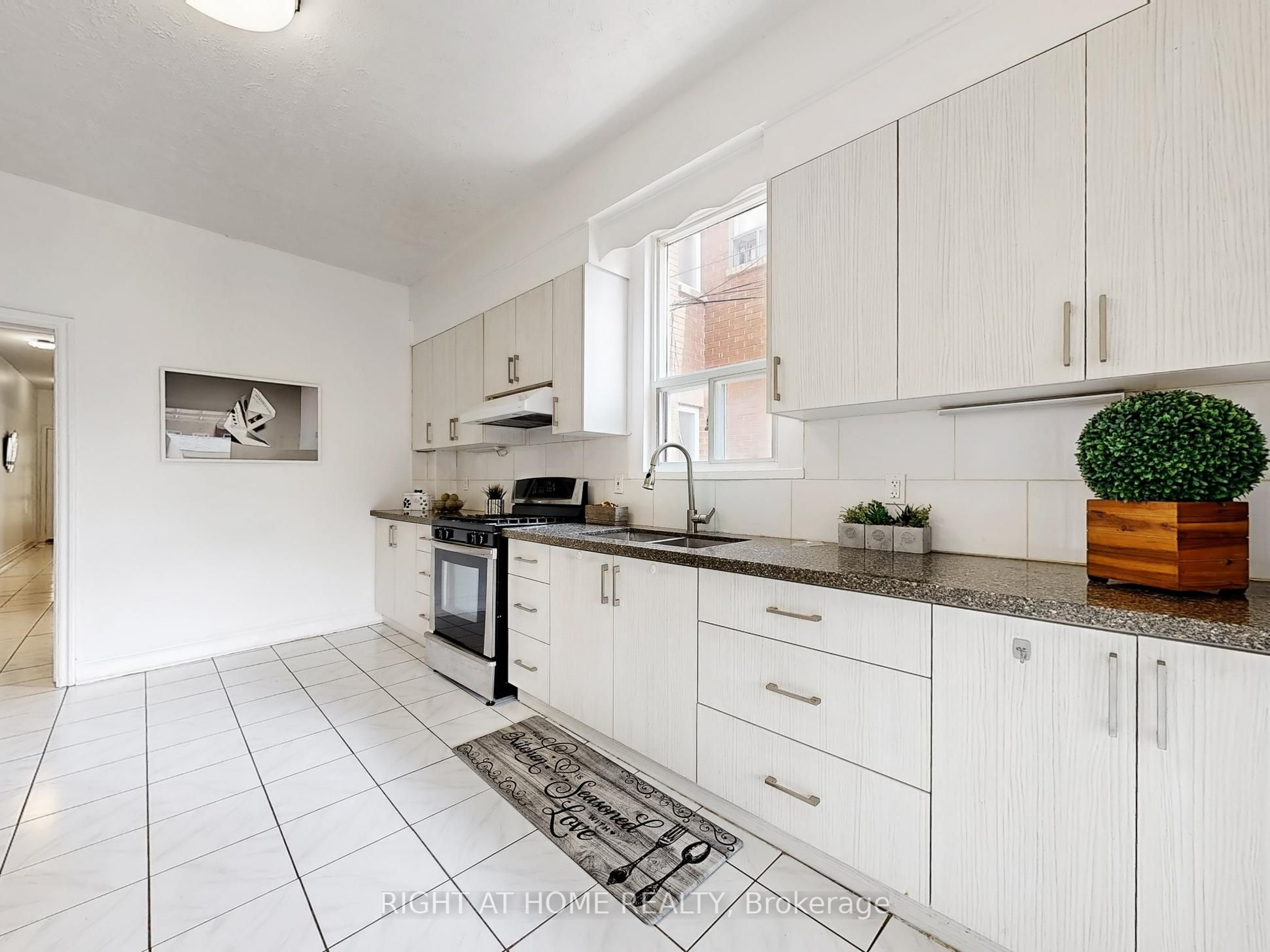 1072 Dufferin Street Property Photo 14